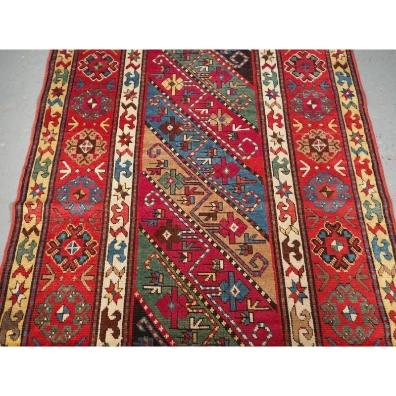 Caucasien Ancien tapis caucasien long Kazak Gendje avec motif de rayures diagonales, vers 1890 en vente