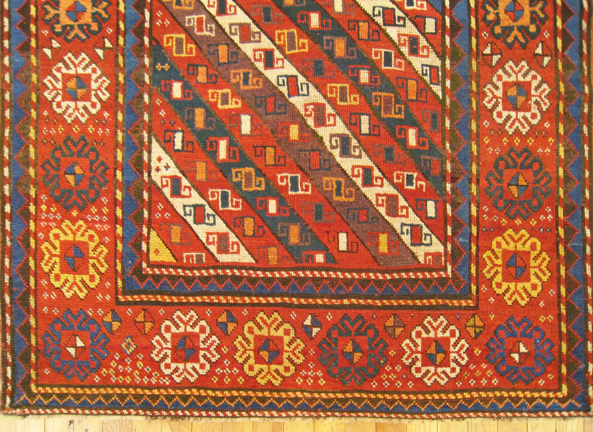 Antiker kaukasischer Gendje Orientalischer Teppich in Läufergröße mit Diagonalstreifen, Kaukasisch (Handgeknüpft) im Angebot