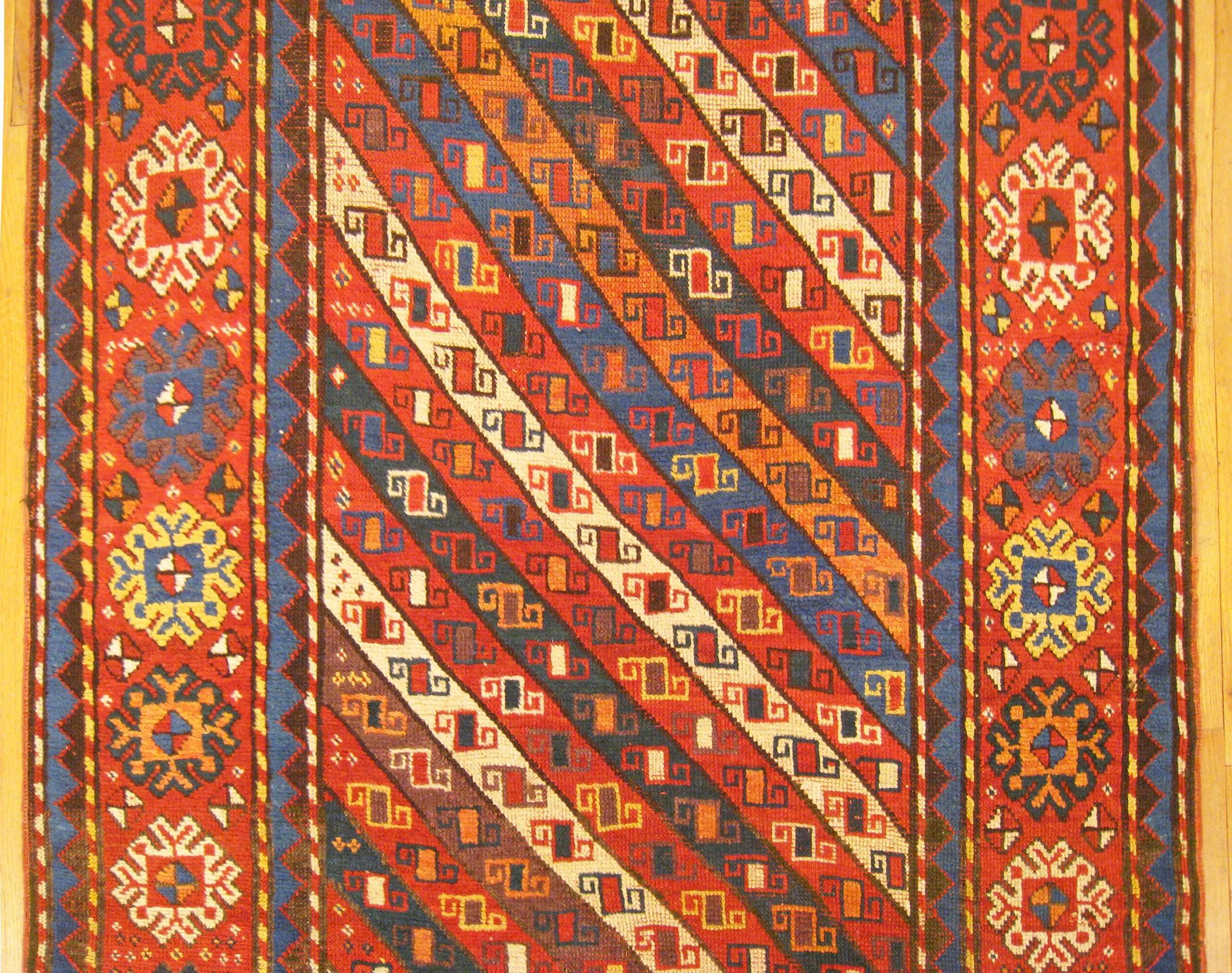 Antiker kaukasischer Gendje Orientalischer Teppich in Läufergröße mit Diagonalstreifen, Kaukasisch im Zustand „Gut“ im Angebot in New York, NY