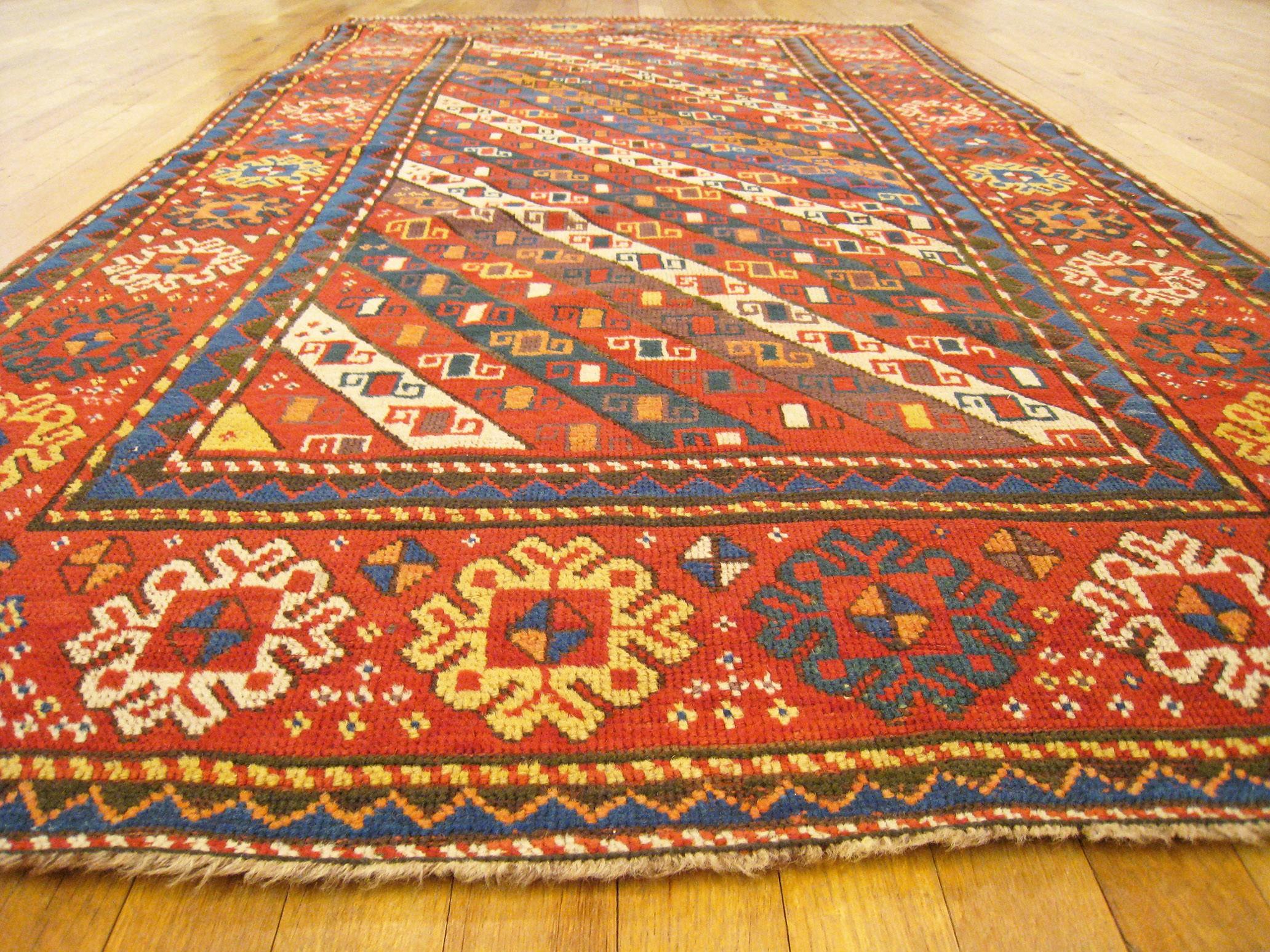 Antiker kaukasischer Gendje Orientalischer Teppich in Läufergröße mit Diagonalstreifen, Kaukasisch (Spätes 19. Jahrhundert) im Angebot