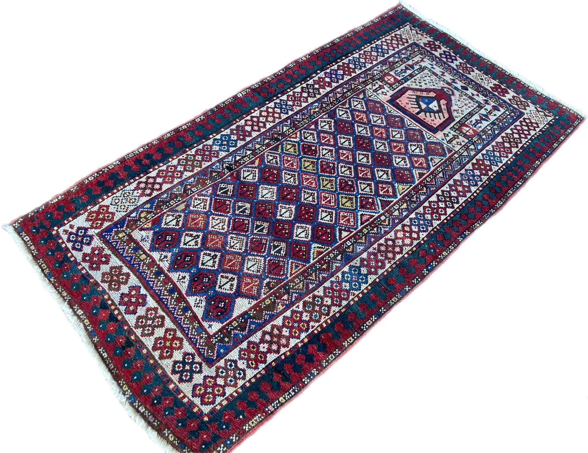 Azerbaïdjanais Ancien tapis de prière caucasien Gendje 1.90m X 0.98m en vente
