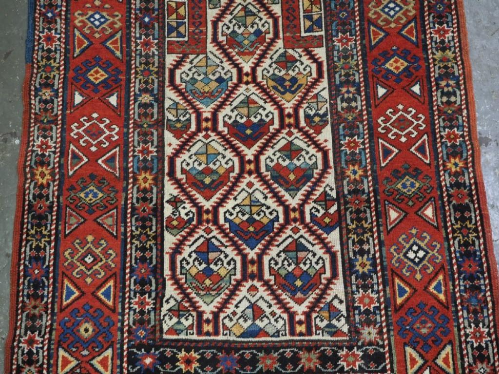 Antiker kaukasischer Gendje-Gebetteppich, geblümtes Gitterdesign, um 1890 (Gewebt) im Angebot