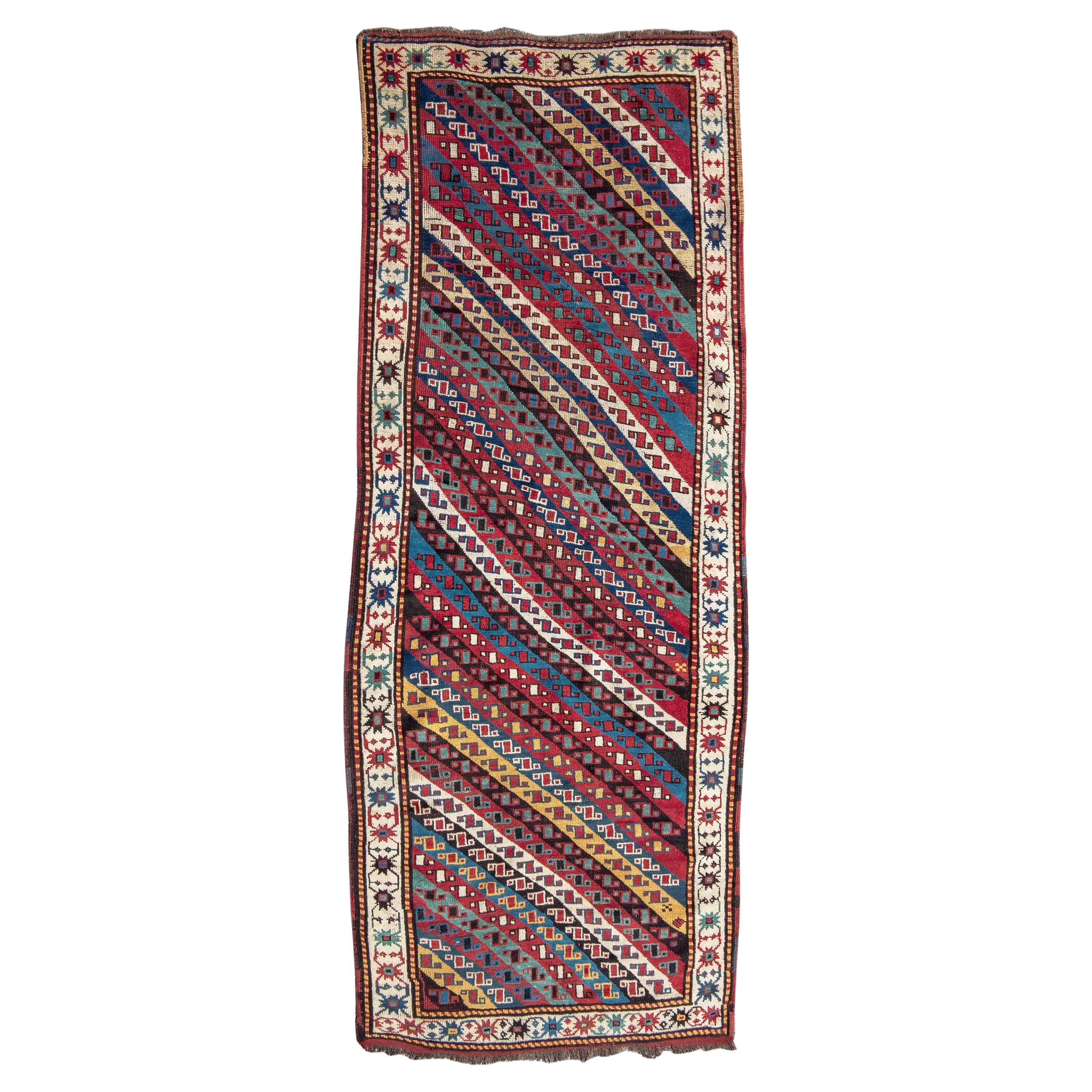 Antiker kaukasischer Gendje-Läufer, spätes 19. Jahrhundert, 3'7" × 9'0" im Angebot