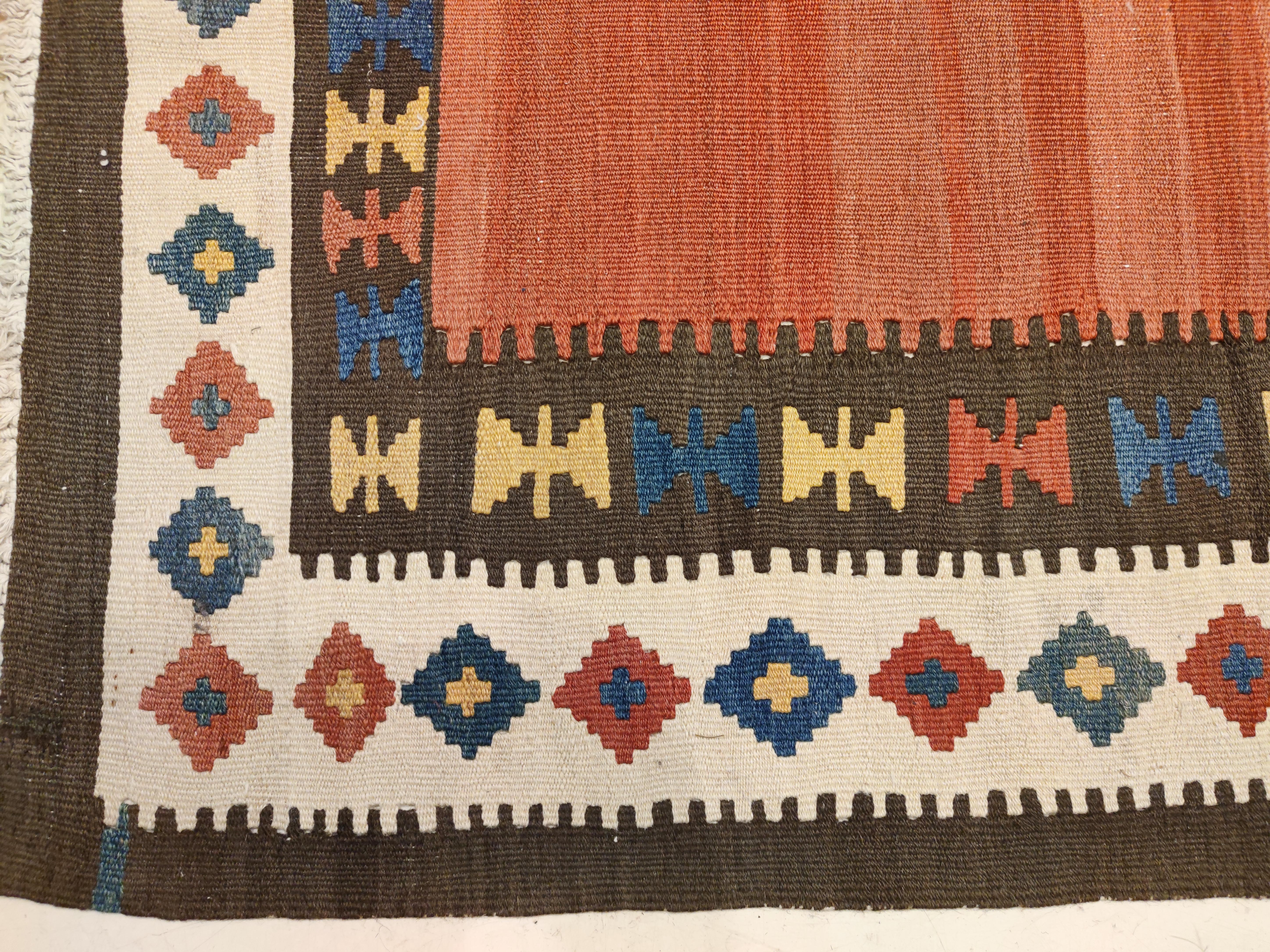 Antiker kaukasischer geometrischer minimalistischer Kelimteppich (Handgewebt) im Angebot