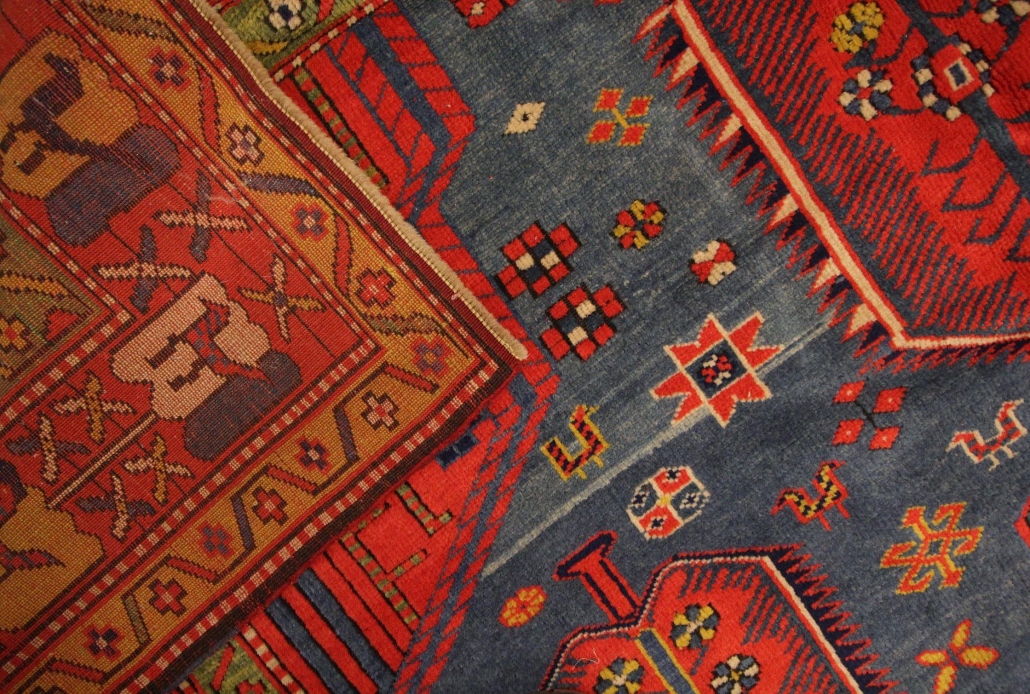 Holen Sie sich mit unserem antiken kaukasischen Karabagh-Teppich ein Stück Geschichte nach Hause. Dieser rustikale Wollteppich, der mit exquisiter Handwerkskunst handgeknüpft wurde, versprüht den Charme des Stammeserbes. Dieser aus der