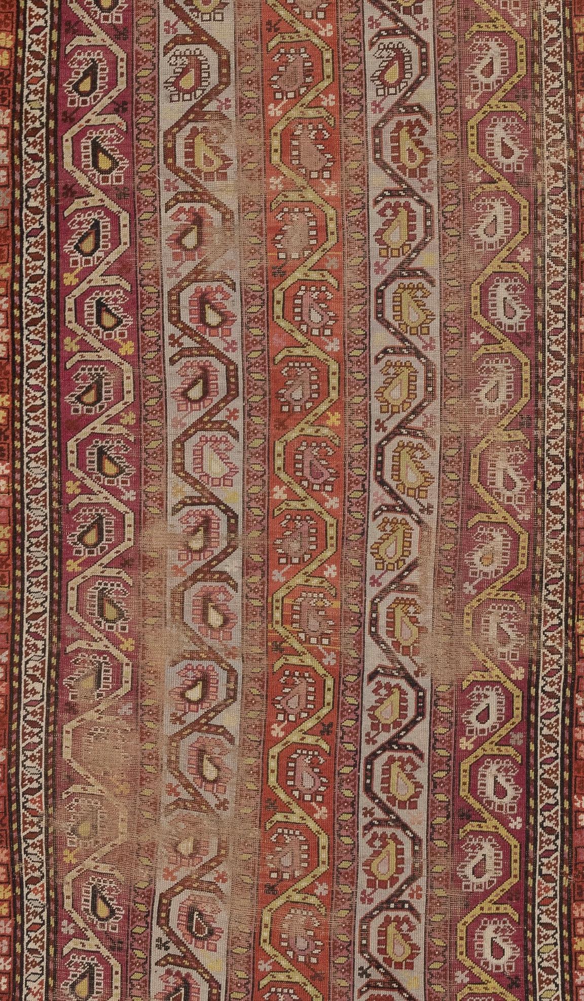 Il Karabagh caucasico antico è un tipo di tappeto tradizionale che ha avuto origine nella regione del Karabagh, che si estende nell'odierno Azerbaigian e in Armenia. Questi tappeti sono noti per i loro colori vivaci e brillanti, per i disegni