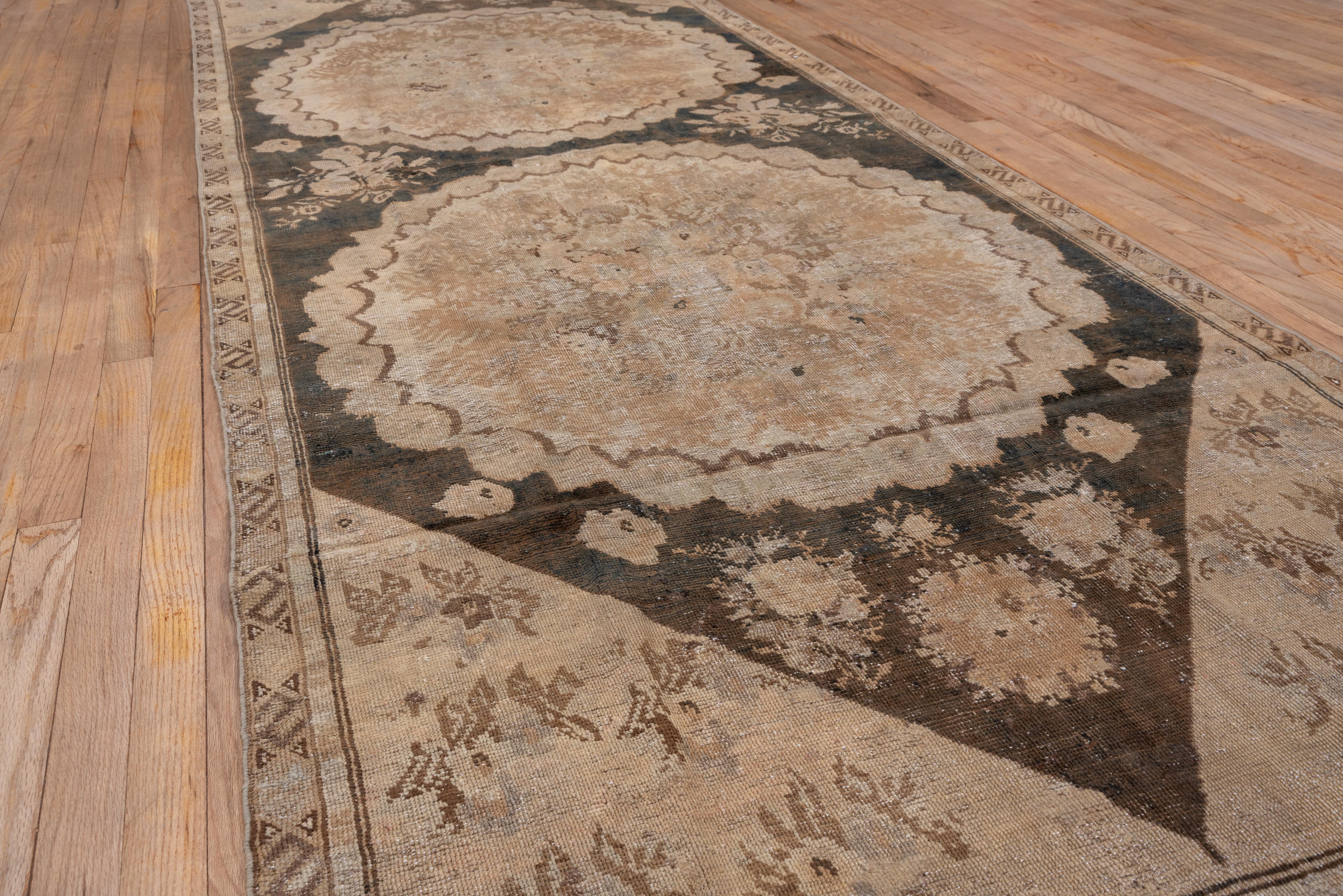 Antiker kaukasischer Karabagh-Galerie-Teppich mit Erdtönen (Stammeskunst) im Angebot