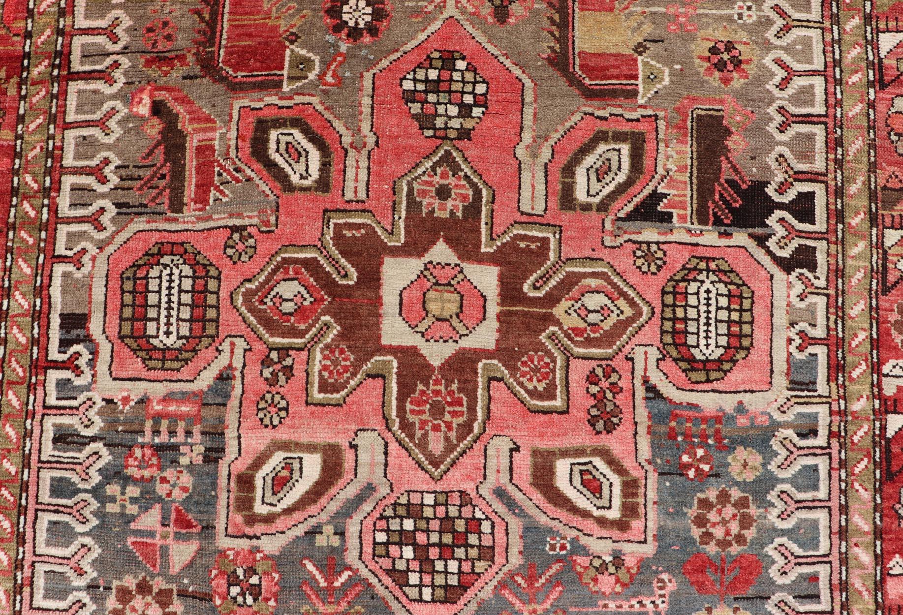 Antike kaukasische Karabagh Galerie Läufer mit großen Medaillons von Rosa und Rot. Keivan Woven Arts / Teppich R20-0907, Herkunftsland / Art: Kaukasus / Kaukasisch, um 1930.
Maße: 4'1 x 9'2 
Dieser antike Karabagh-Teppich zeigt ein kompliziertes