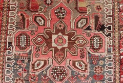 Antico runner da galleria del Karabagh caucasico con grandi medaglioni di colore rosa e rosso