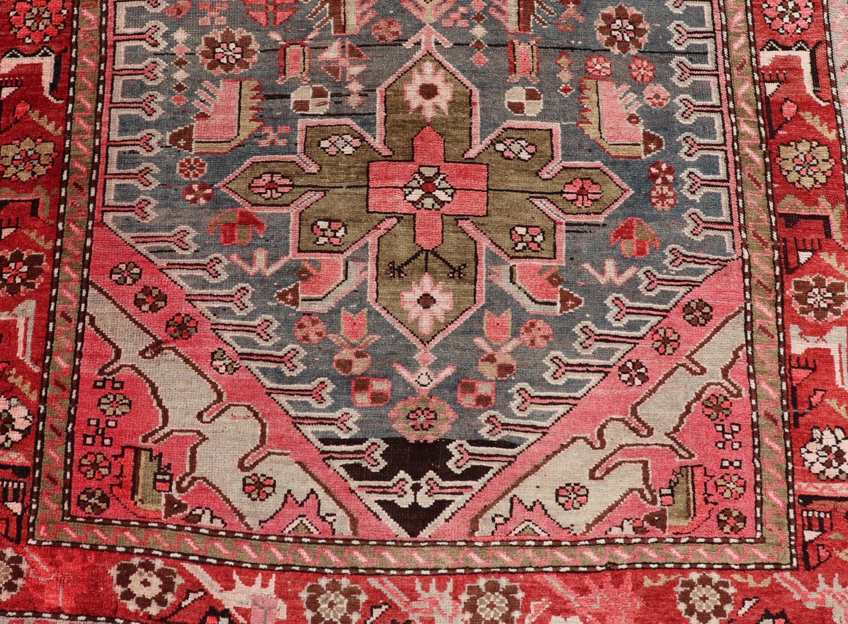 Antiker kaukasischer Karabagh Galerie-Läufer mit großen Medaillons in Rosa und Rot (Handgeknüpft) im Angebot