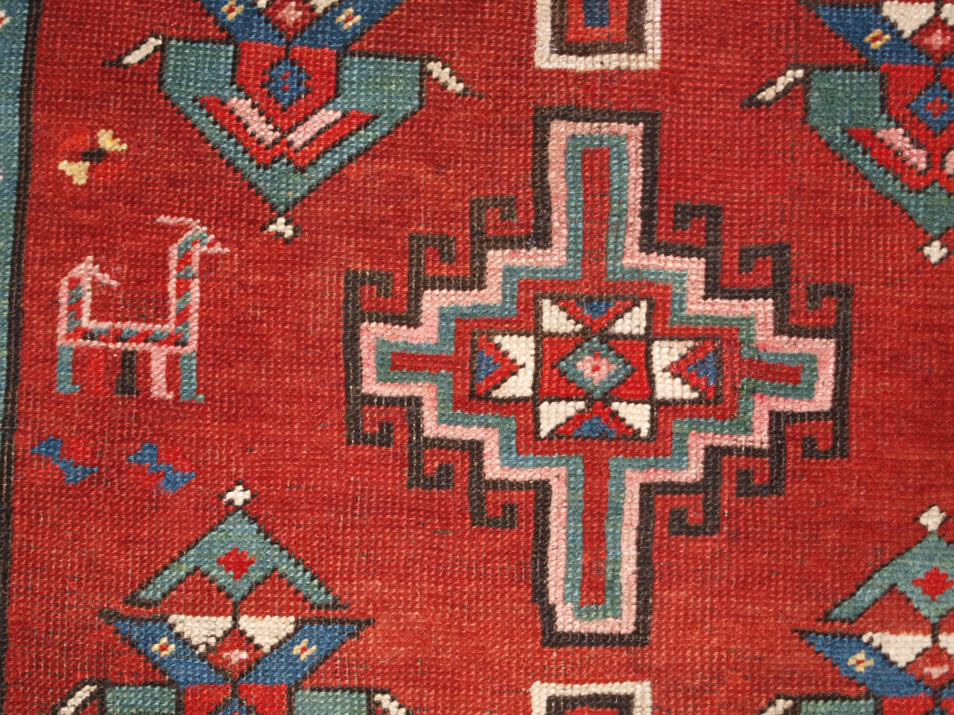 Antiker kaukasischer Karabagh-Kazak-Teppich, um 1900 im Angebot 3