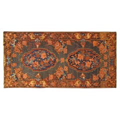 Antiker kaukasischer Karabagh-Ottomanischer Teppich in Galeriegre mit mehreren Medaillons