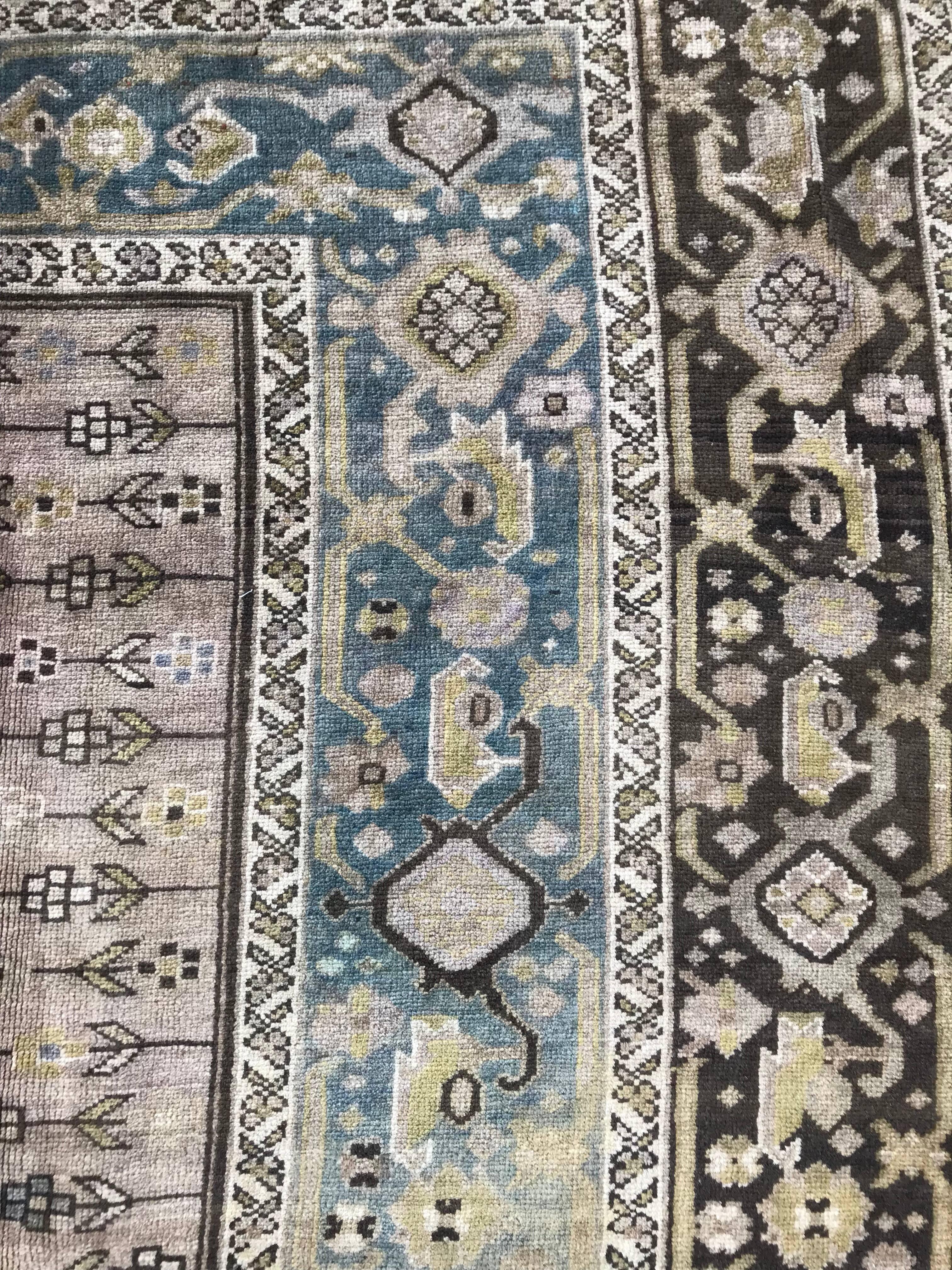 Schöne antike armenische Karabagh Teppich Anfang des 20. Jahrhunderts mit schönen geometrischen Design der kaukasischen Teppiche und helle Farben und Muster, mit blauen und grünen Farben, die vollständig von Hand mit Wolle geknüpft Samt auf Wolle