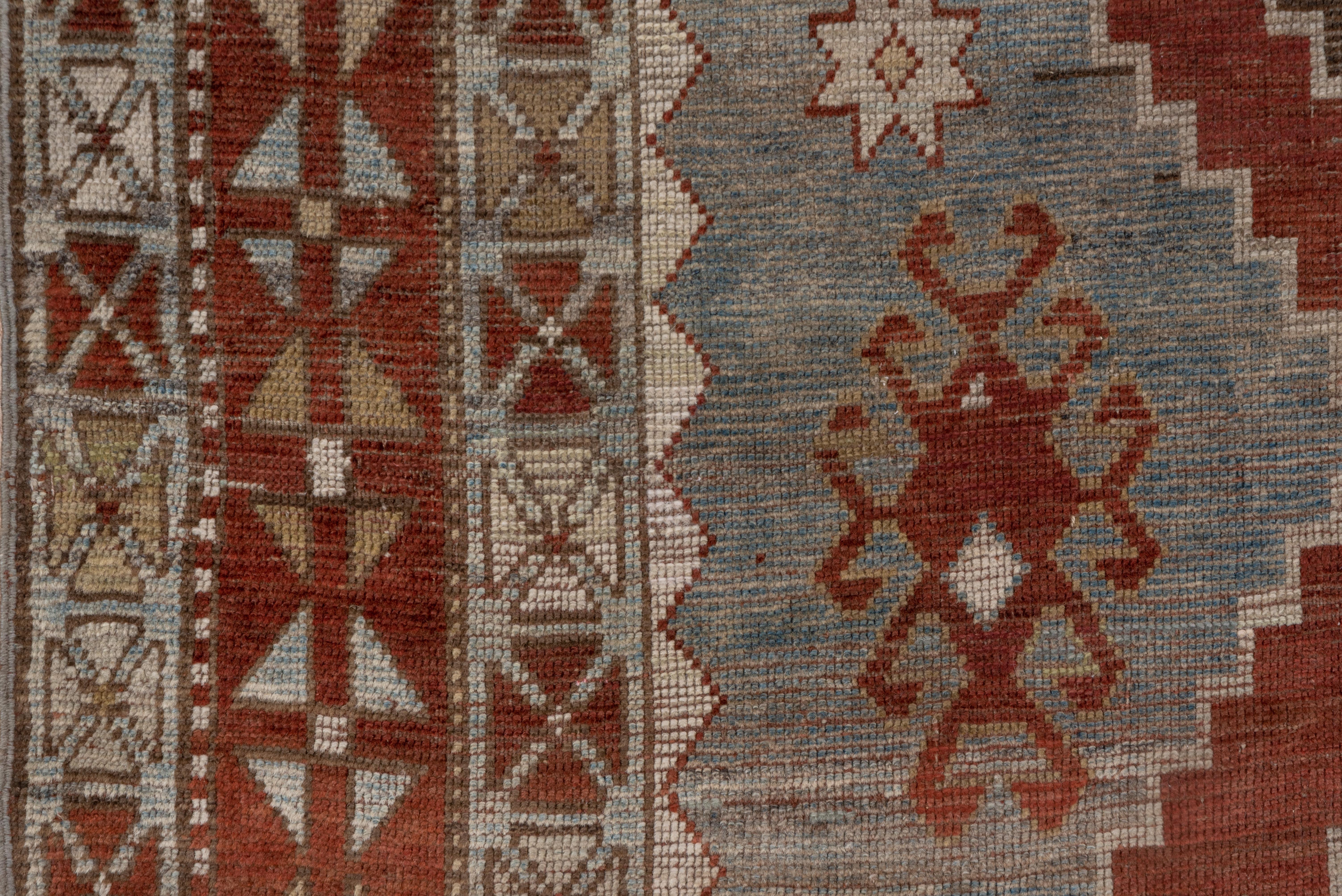 Antiker kaukasischer Karabagh-Teppich aus Karabagh, grau und blau, Stammeskunst, rote Bordüren (Frühes 20. Jahrhundert) im Angebot
