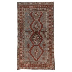 Antiker kaukasischer Karabagh-Teppich aus Karabagh, grau und blau, Stammeskunst, rote Bordüren