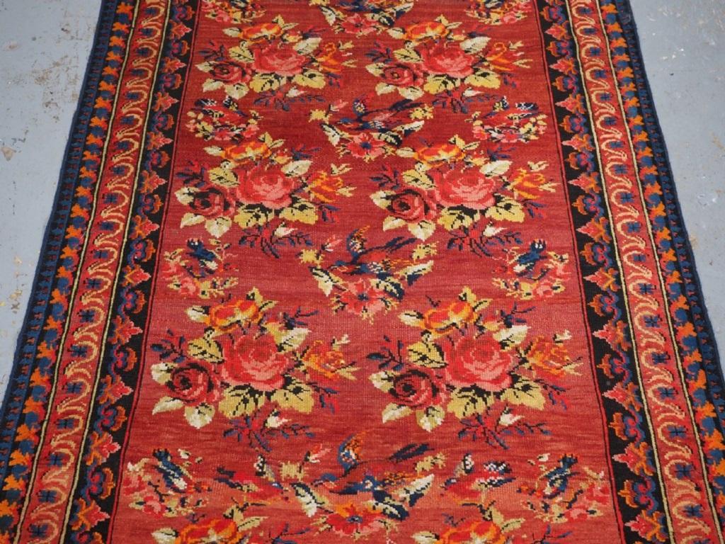 Alfombra larga antigua caucásica de Karabagh con diseño de rosas y pájaros por toda la alfombra
Alrededor de 1900

Interesante alfombra perteneciente a un conocido grupo de alfombras de Karabagh con un diseño de rosas y pájaros Estas alfombras