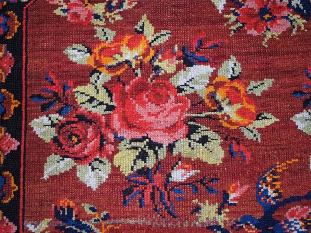 Alfombra antigua caucásica de Karabagh con diseño de rosas de inspiración francesa, Circa 1900 Caucásico en venta