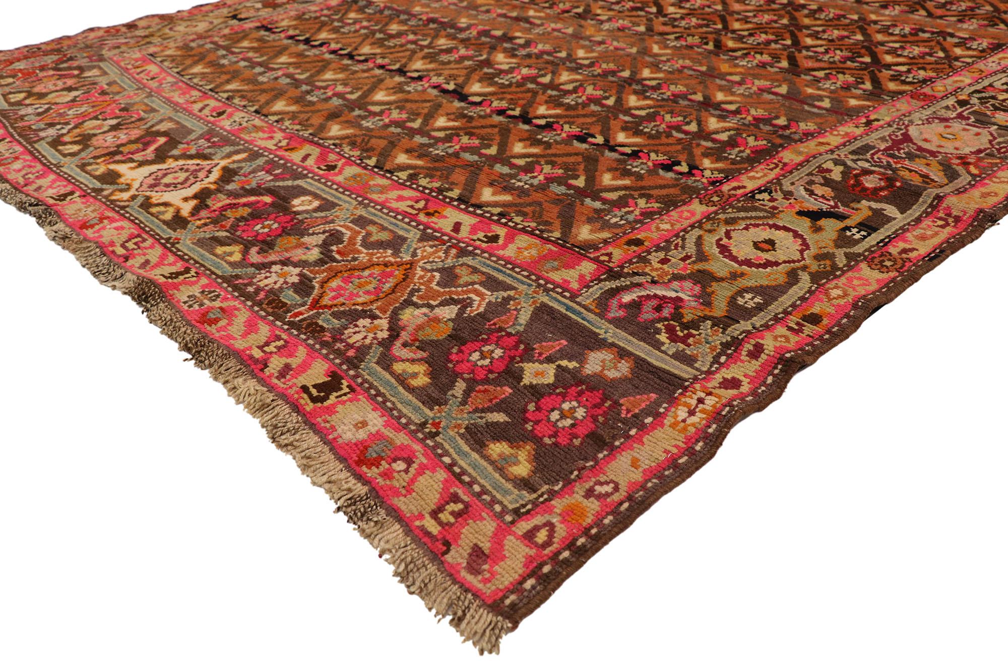 77018 Tappeto antico Karabagh del Caucaso, 06'07 x 19'00. Questo tappeto antico in lana del Karabagh, annodato a mano, è una squisita rappresentazione del ricco patrimonio artistico della regione, meticolosamente intrecciato con un motivo a reticolo