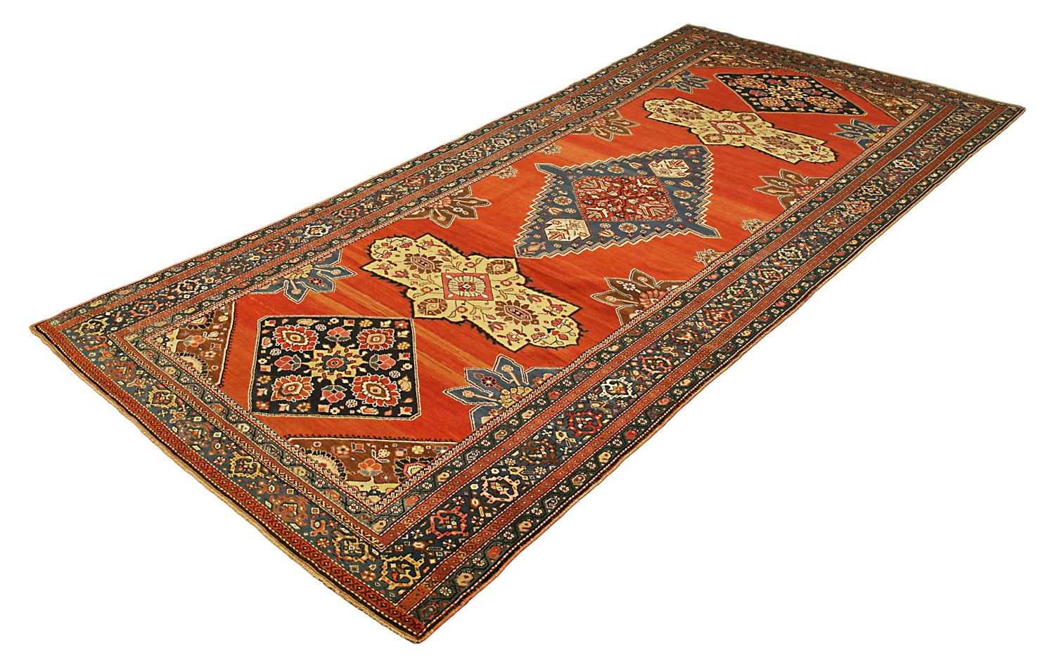 Les tapis anciens Karabag présentent les motifs les plus anciens et les plus variés parmi les tapis caucasiens. La beauté et le caractère unique de ces tapis sont dus à la fusion culturelle et aux anciennes traditions qui ont fortement influencé la