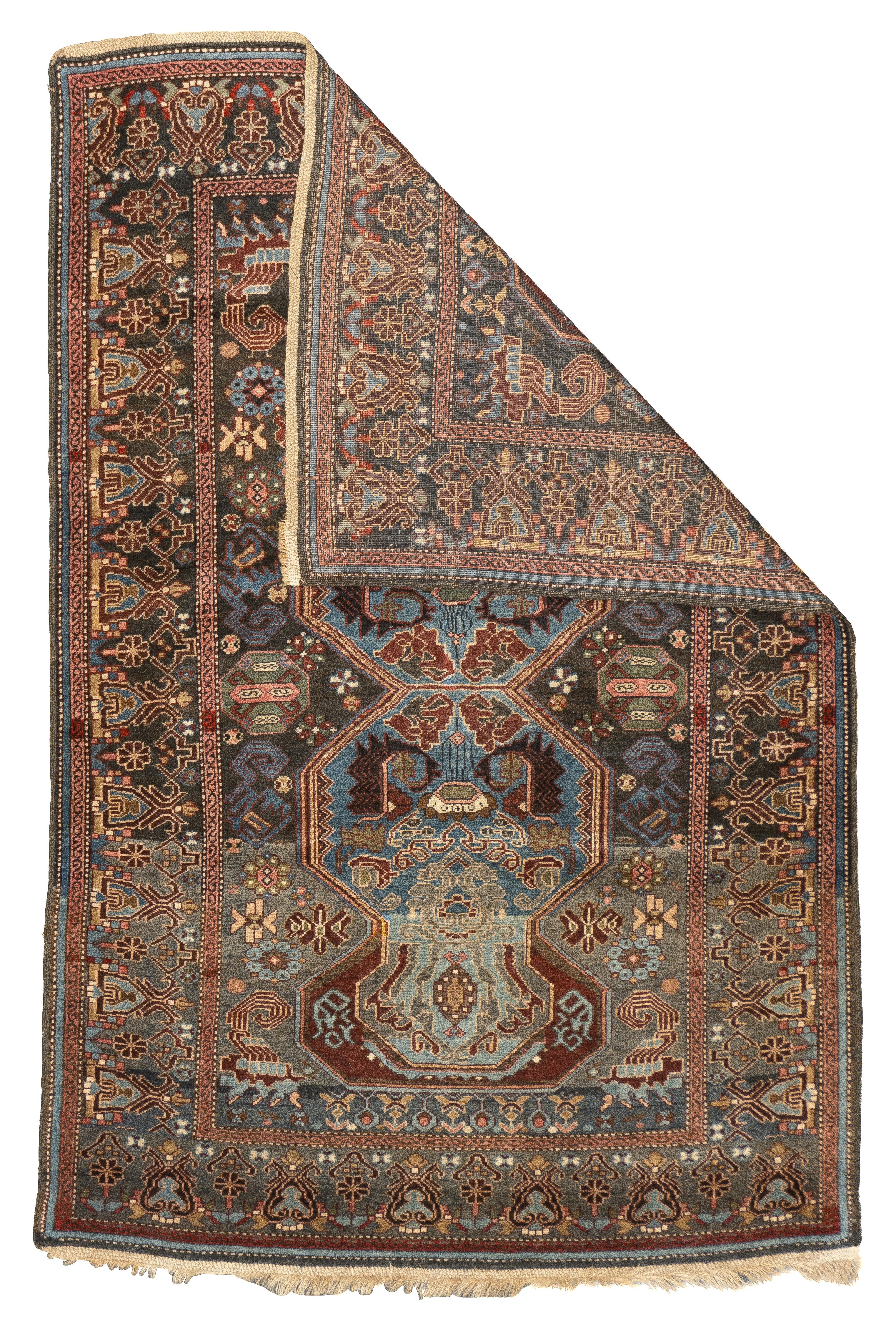 Tappeto antico caucasico Karabaugh 3'9'' x 5'9''.  Caucaso meridionale/Armenia. Tappeti generalmente da grossolani a moderati, runner e tappeti lunghi, con motivi geometrici e allover persiani, su lana, con nodi simmetrici. Tappeti a pelo lungo