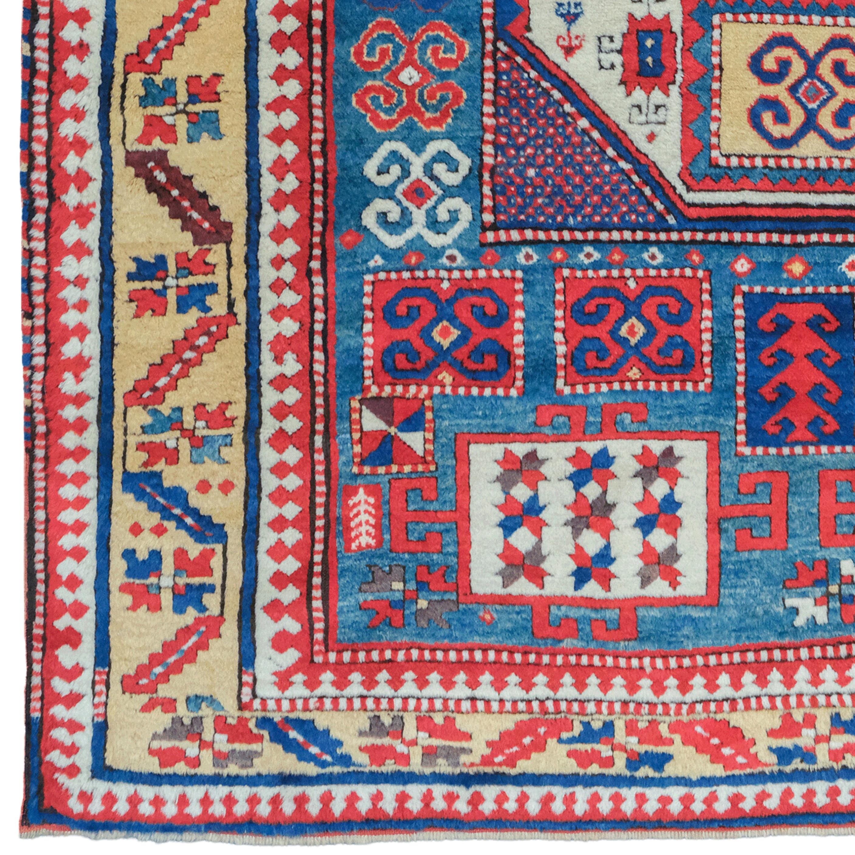 Ce tapis Karatchop antique est une pièce rare et précieuse du début du 19e siècle. Le tapis attire l'attention par sa riche palette de couleurs et ses motifs complexes. Les motifs centraux sont décorés de formes géométriques et de symboles reflétant