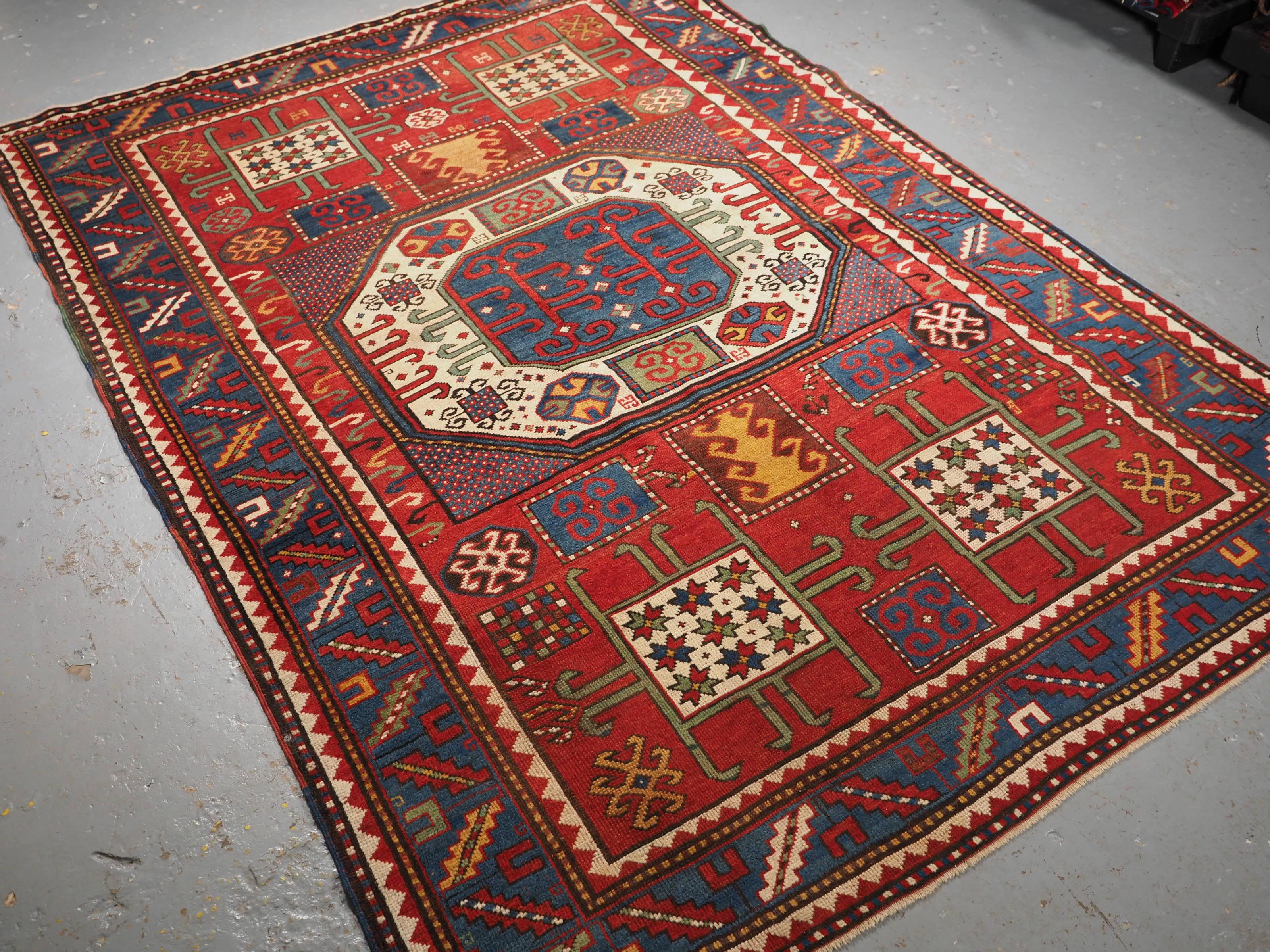 Ein gutes Beispiel für einen Karachov-Kazak-Teppich mit dem traditionellen großen achteckigen Medaillonmuster in der Mitte. Das zentrale Medaillon steht auf elfenbeinfarbenem Grund, die vier Ecken enthalten das Quadrat- und Sternmotiv und sind in