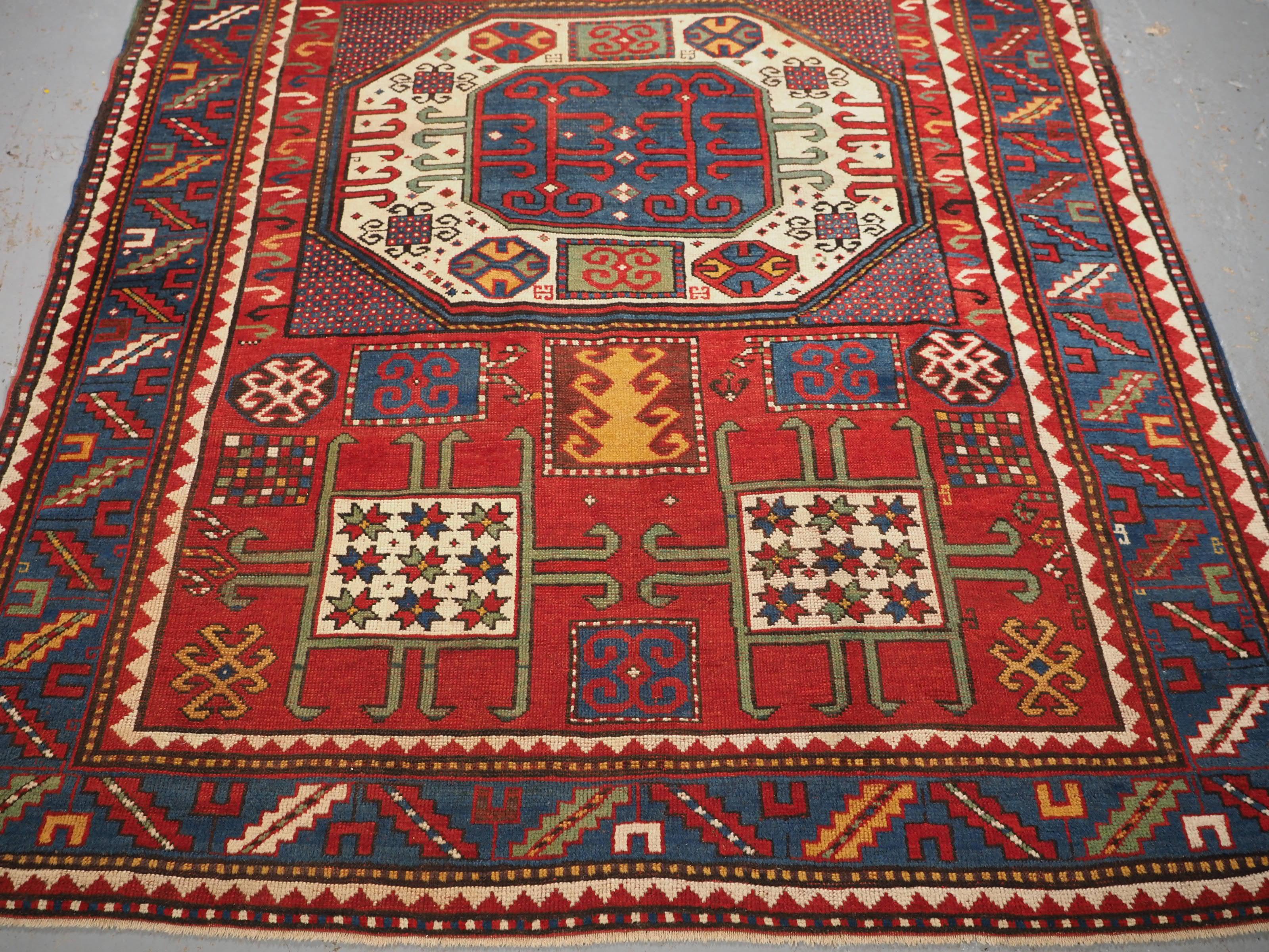 Antiker kaukasischer Karatschow-Kazak-Teppich mit klassischem Design auf rotem Grund (Kaukasisch) im Angebot