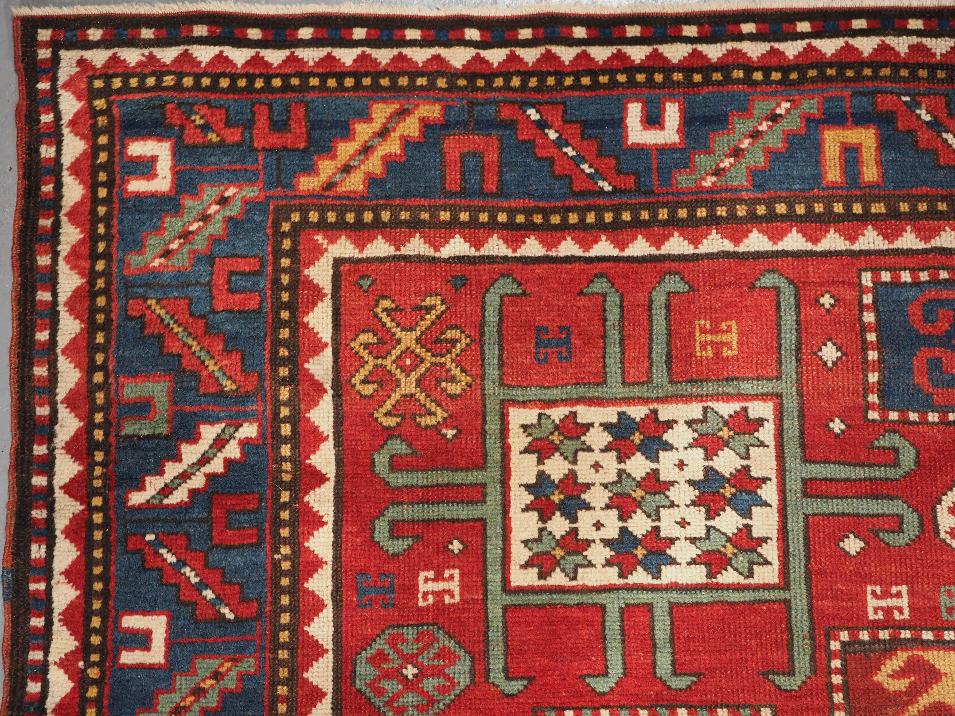 Antiker kaukasischer Karatschow-Kazak-Teppich mit klassischem Design auf rotem Grund (Handgewebt) im Angebot