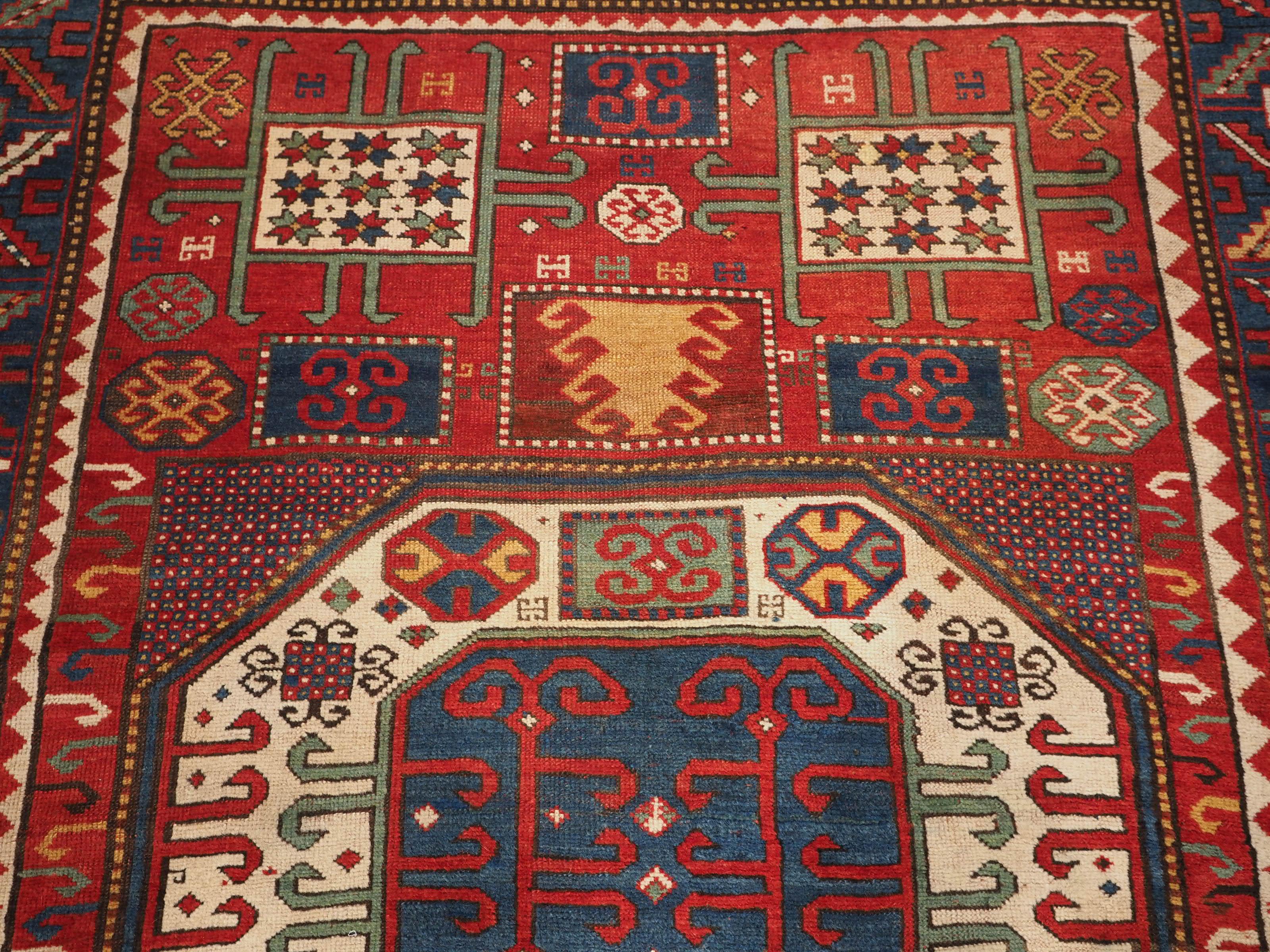 XIXe siècle Tapis kazak karachov caucasien ancien au design Classic sur fond rouge en vente