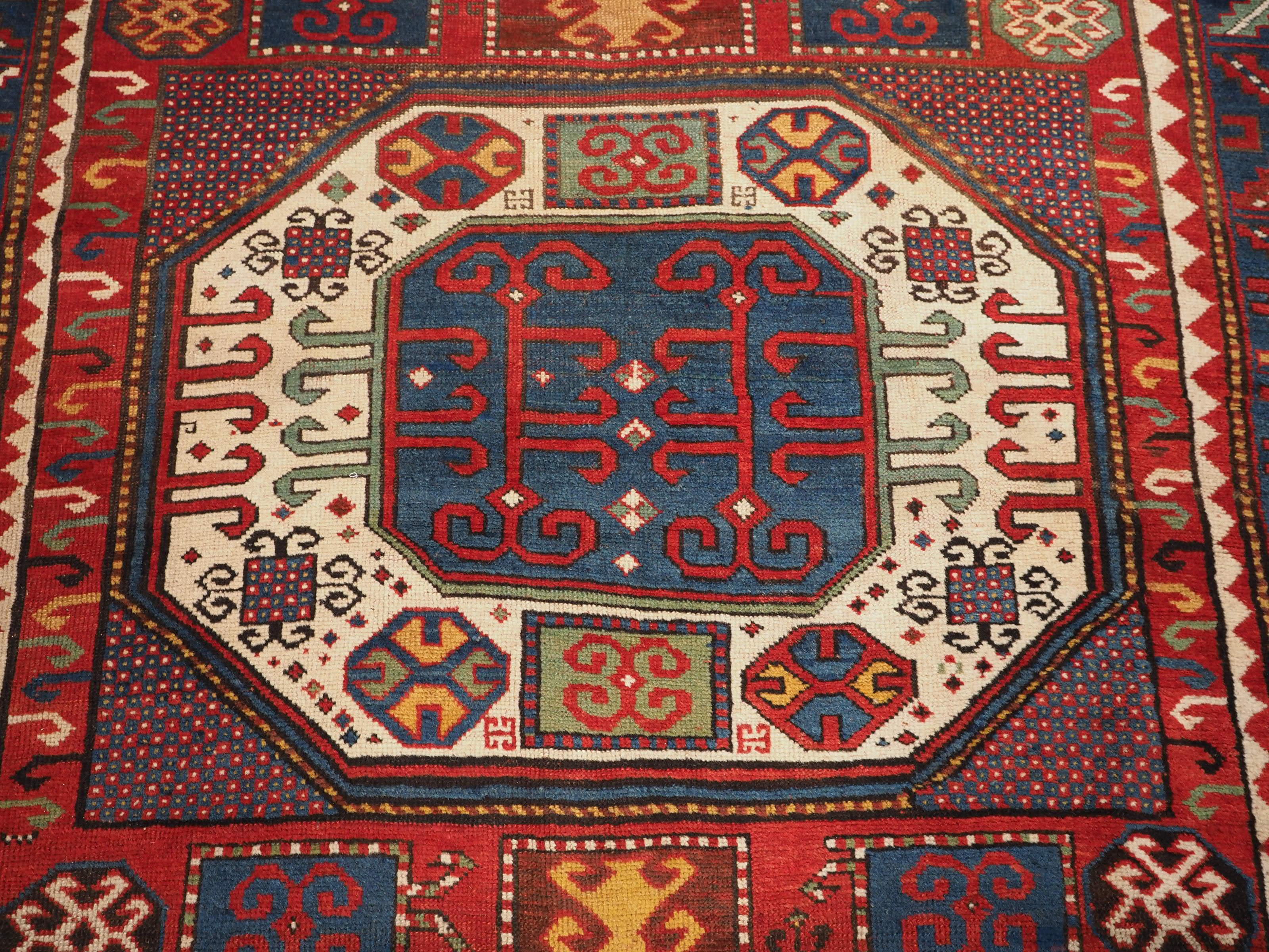 Laine Tapis kazak karachov caucasien ancien au design Classic sur fond rouge en vente