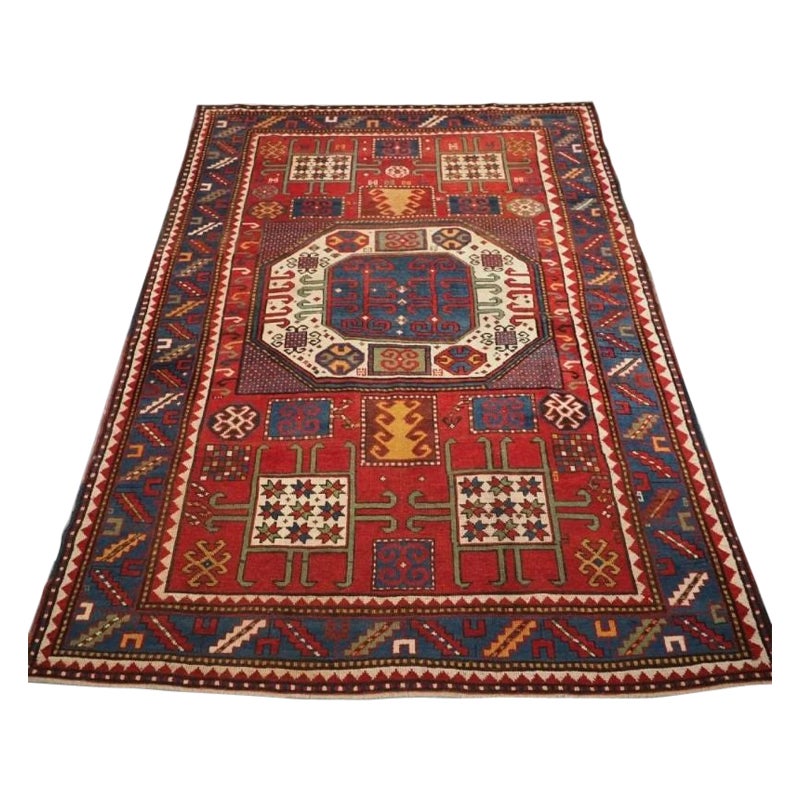 Alfombra antigua caucásica Karachov Kazak de diseño clásico sobre fondo rojo