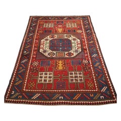 Alfombra antigua caucásica Karachov Kazak de diseño clásico sobre fondo rojo