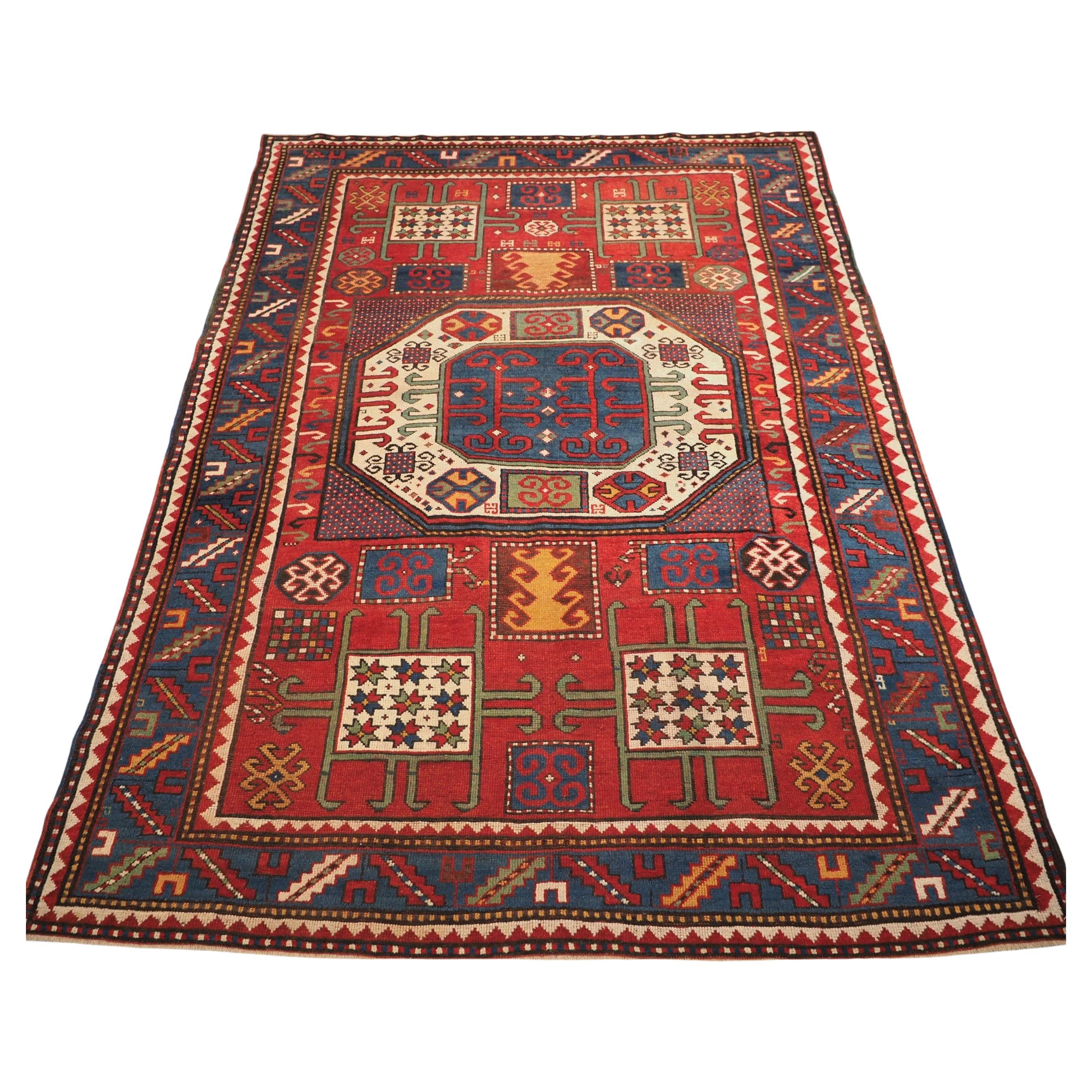 Antiker kaukasischer Karatschow-Kazak-Teppich mit klassischem Design auf rotem Grund im Angebot