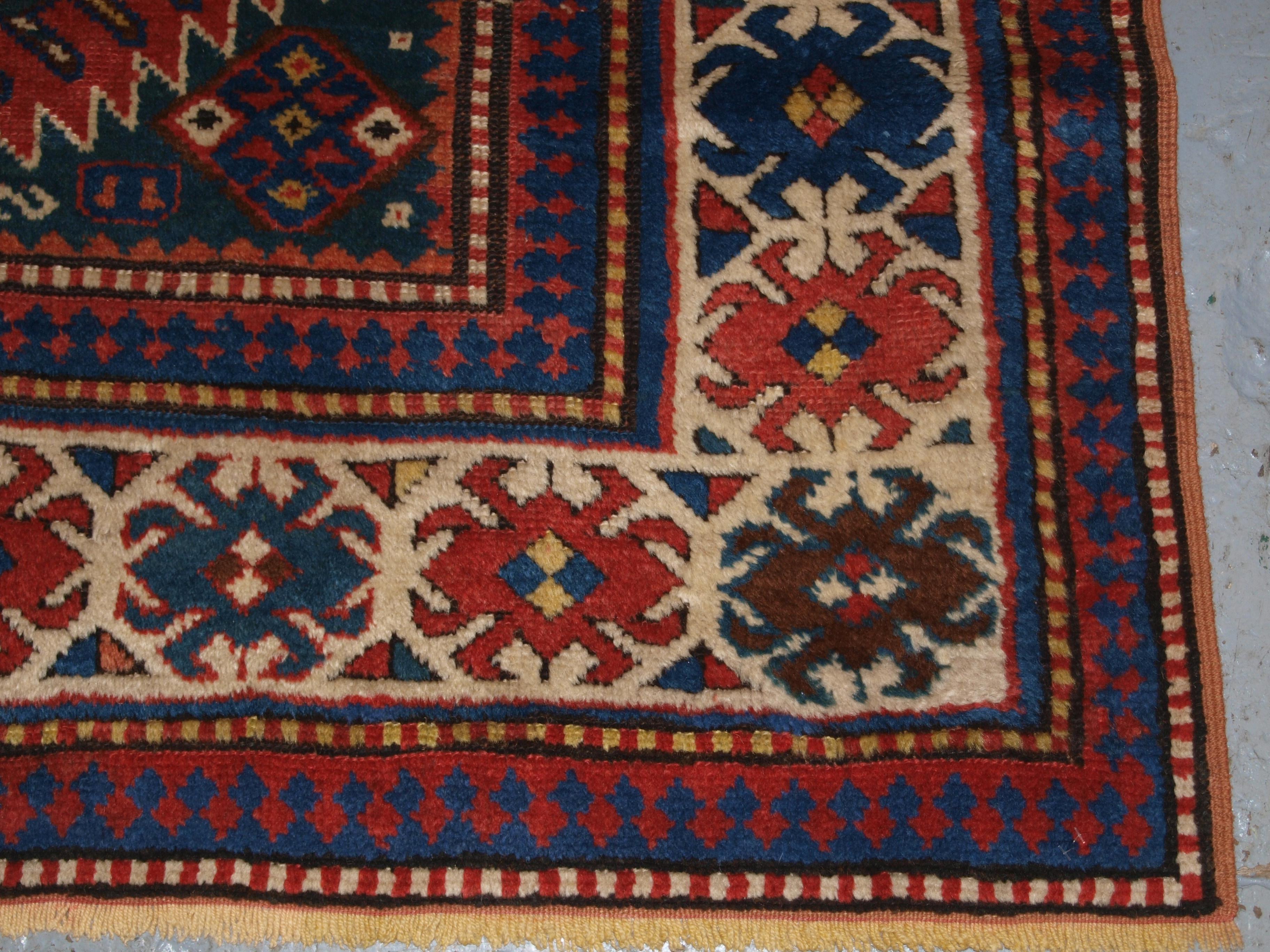 Ancien tapis caucasien Karachov Kazak sur fond vert en vente 4