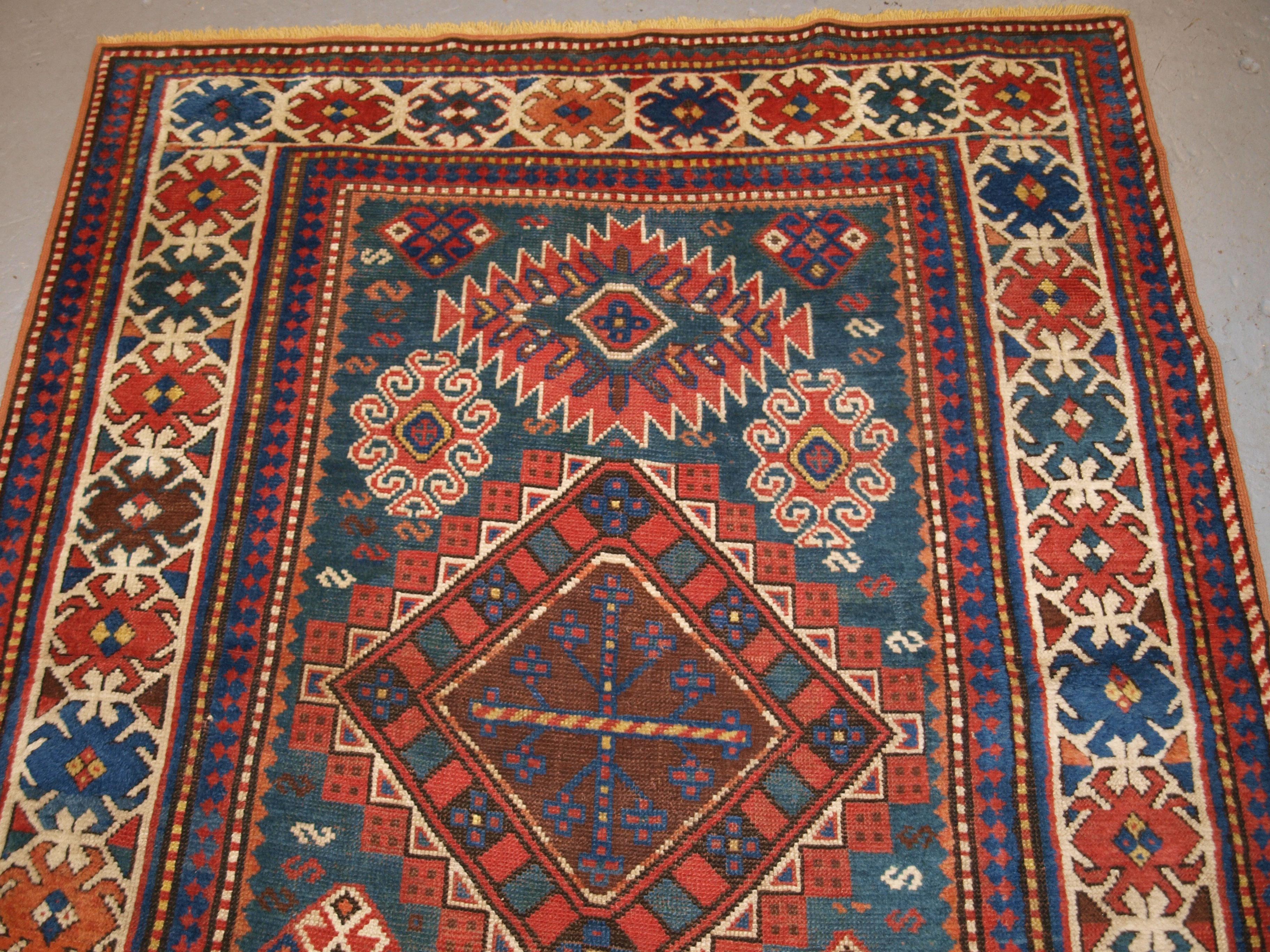 Ancien tapis caucasien Karachov Kazak sur fond vert Bon état - En vente à Moreton-In-Marsh, GB