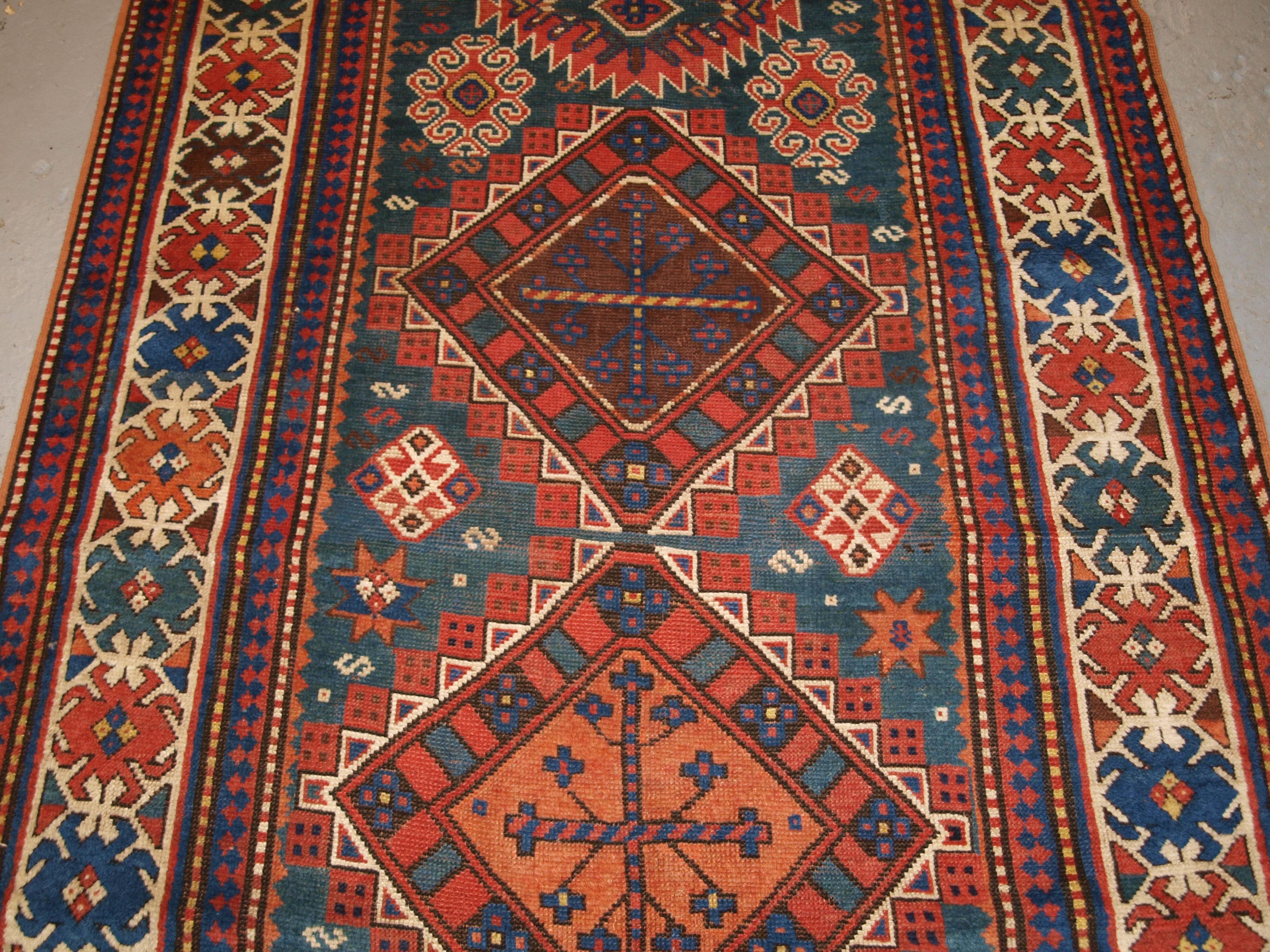 XIXe siècle Ancien tapis caucasien Karachov Kazak sur fond vert en vente