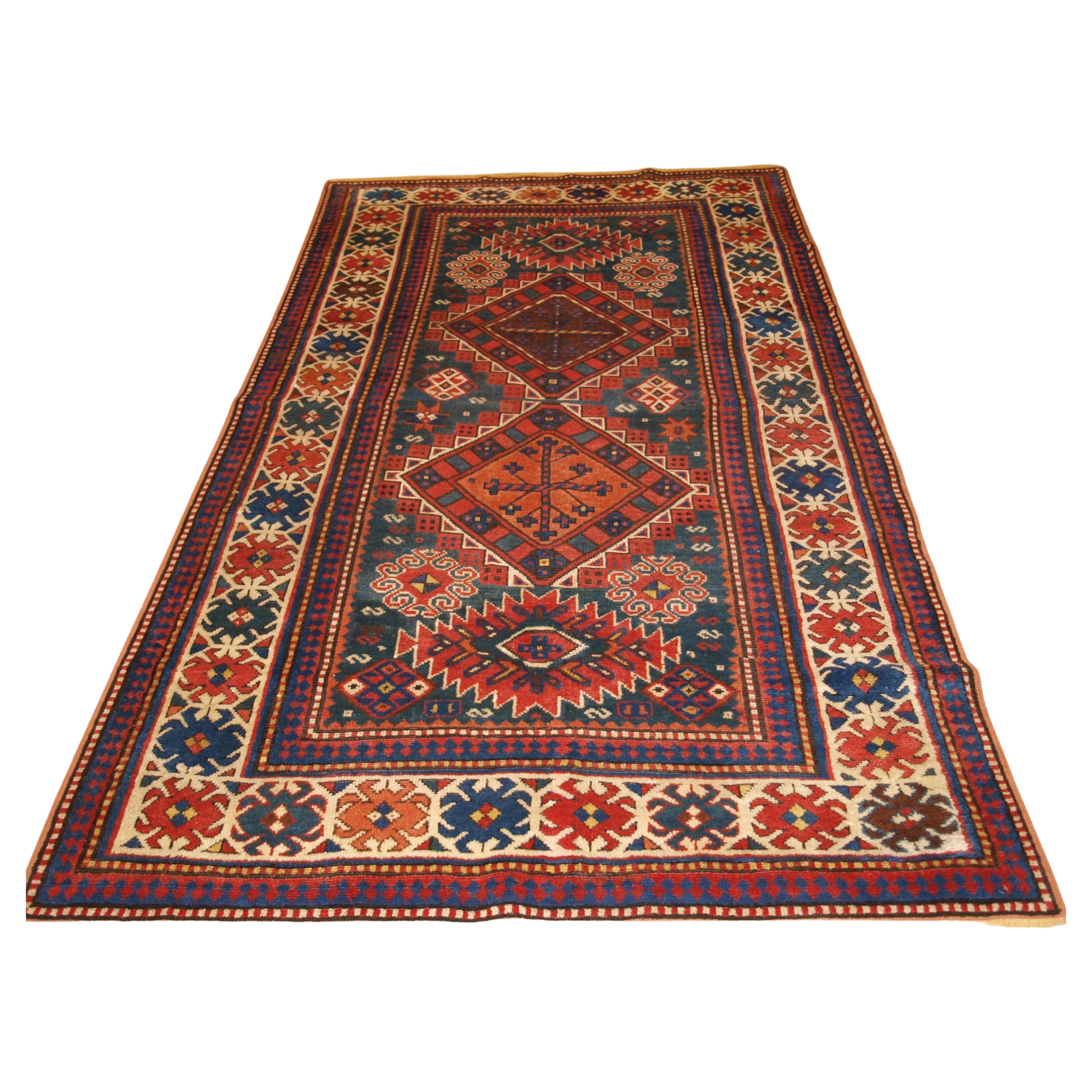 Ancien tapis caucasien Karachov Kazak sur fond vert en vente