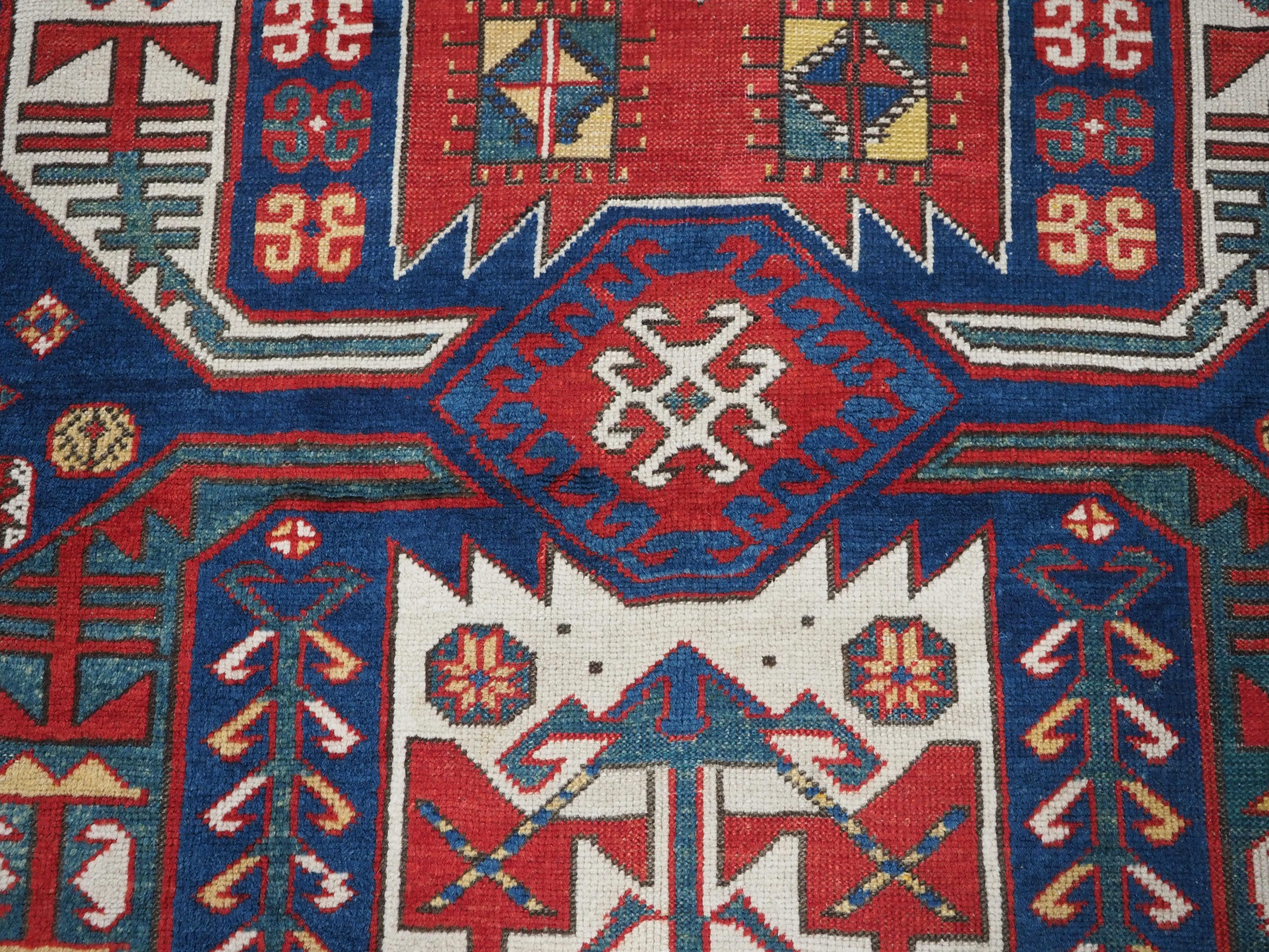 Ancien tapis caucasien Kasim-Usag au design classique et aux couleurs superbes, 1856. en vente 5