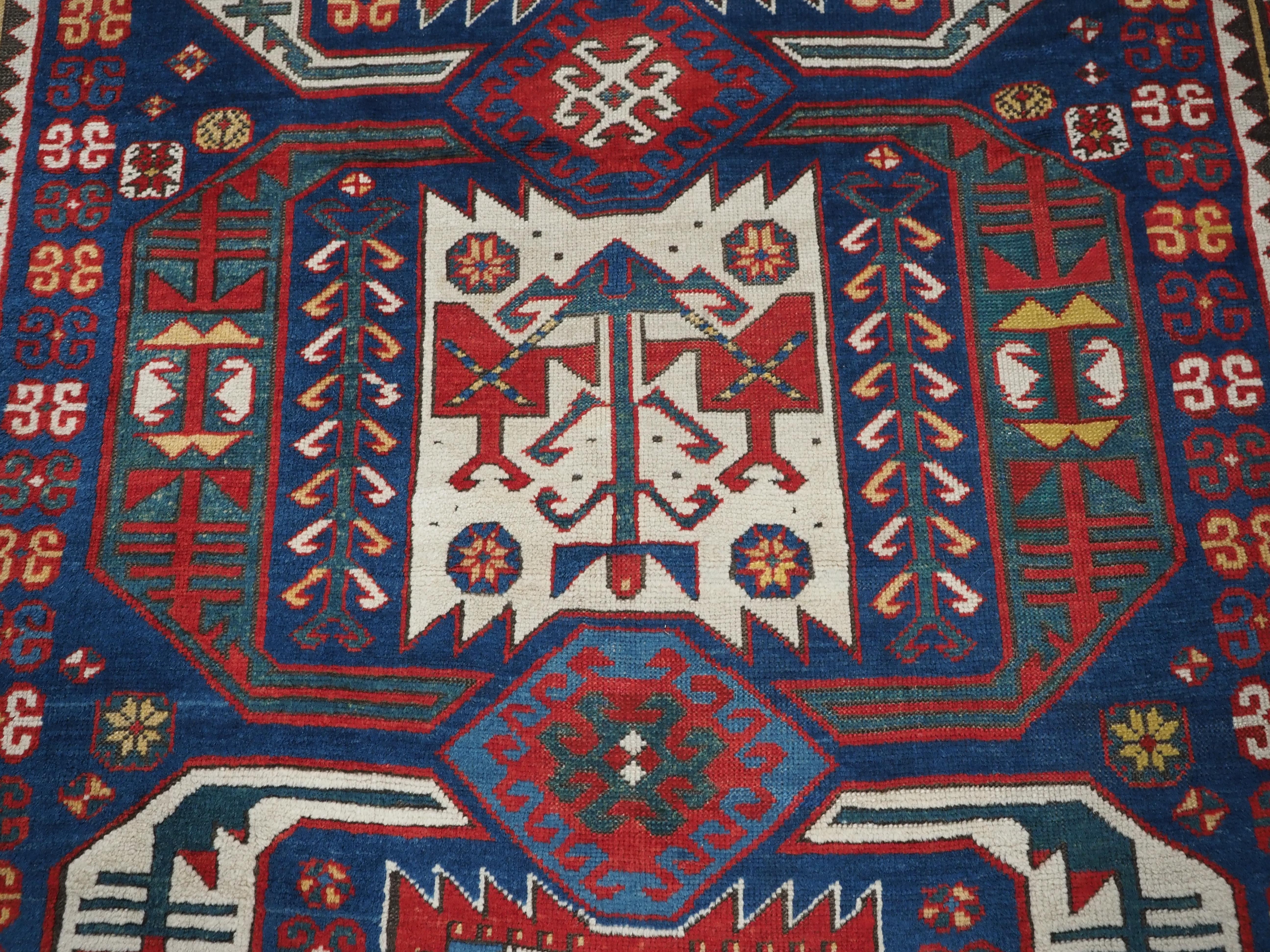 Antiker kaukasischer Kasim-Usag-Teppich mit klassischem Design und prächtigen Farben, 1856. im Angebot 6