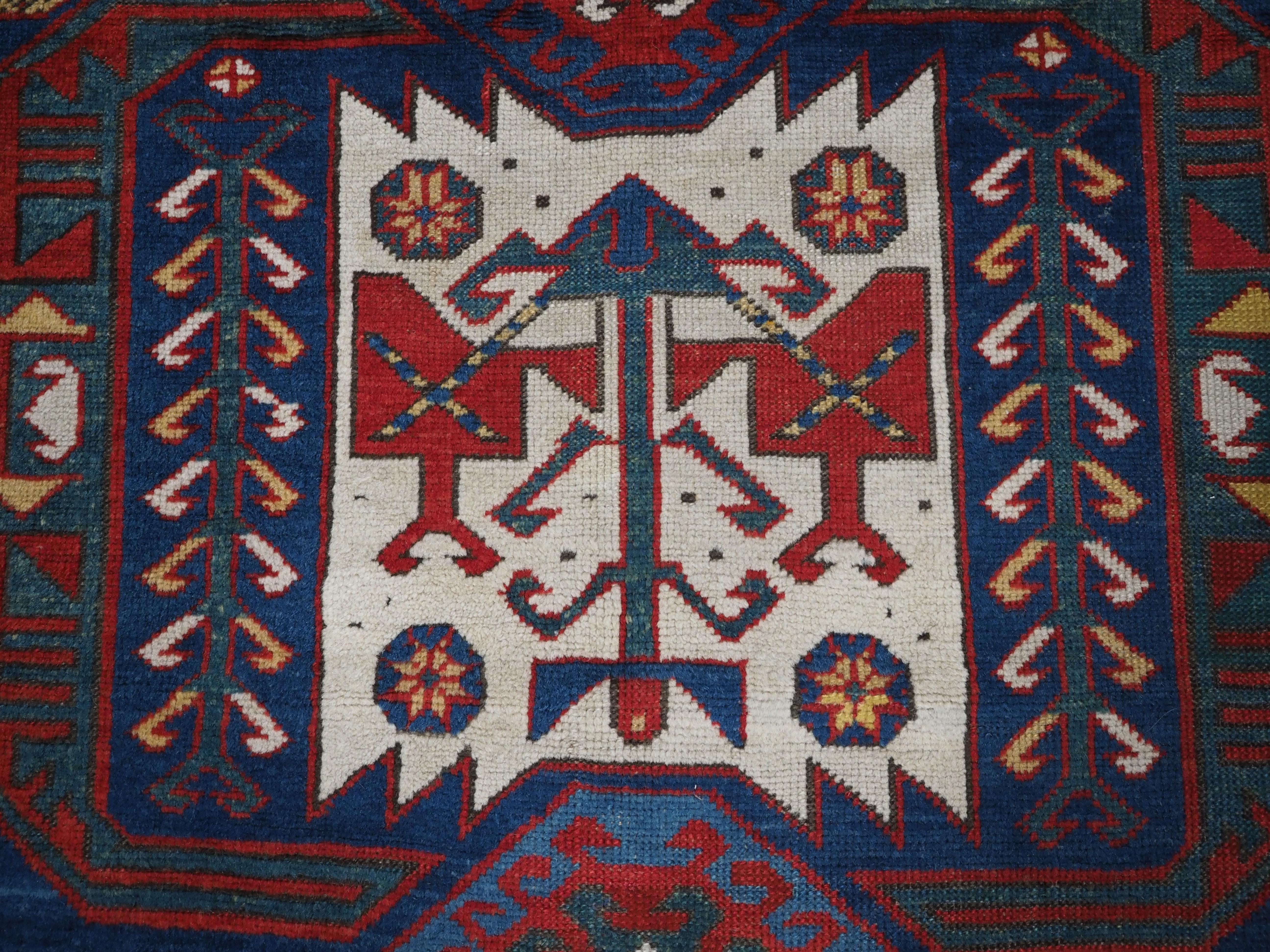 Antiker kaukasischer Kasim-Usag-Teppich mit klassischem Design und prächtigen Farben, 1856. im Angebot 7