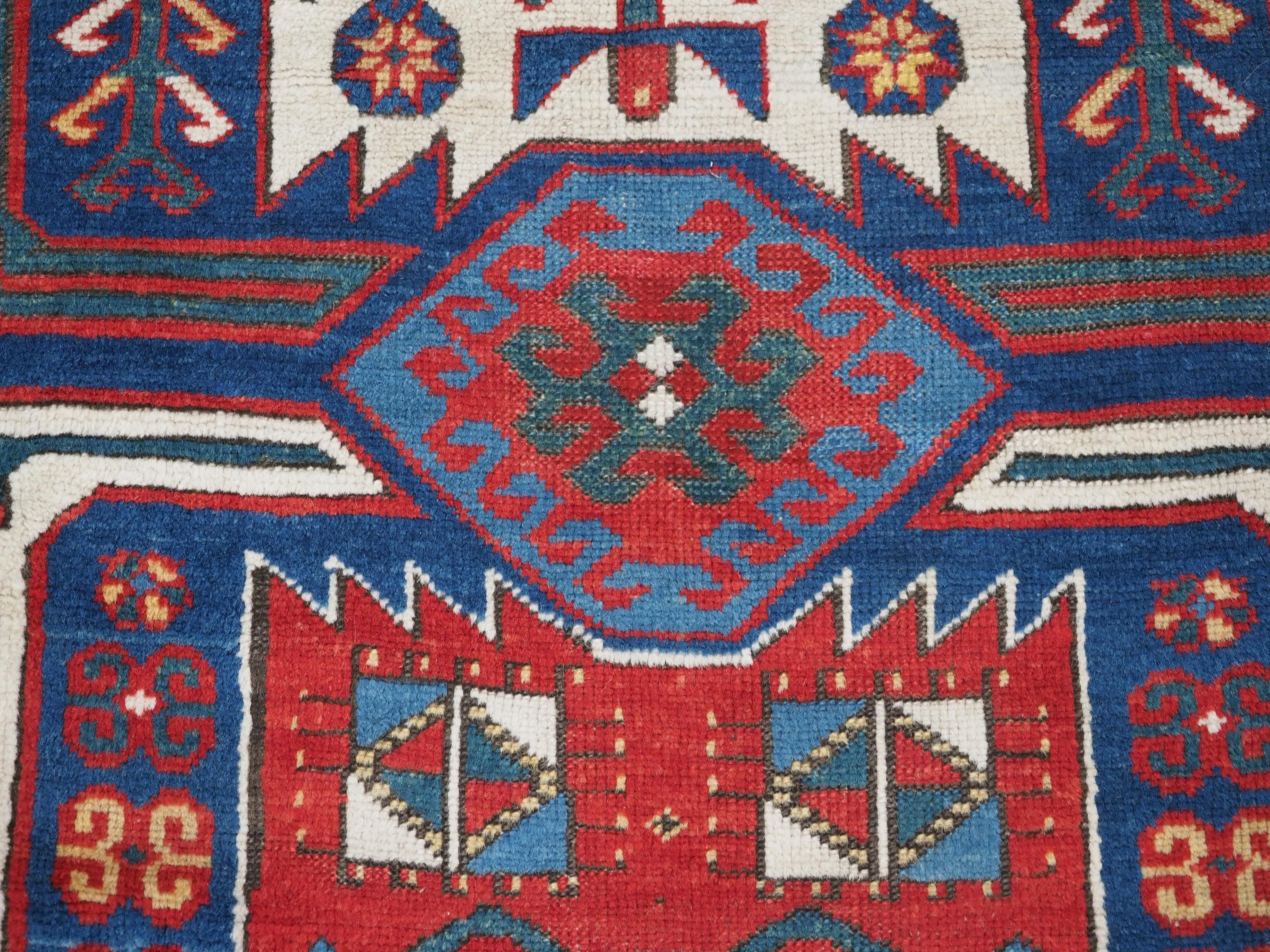 Antiker kaukasischer Kasim-Usag-Teppich mit klassischem Design und prächtigen Farben, 1856. im Angebot 8