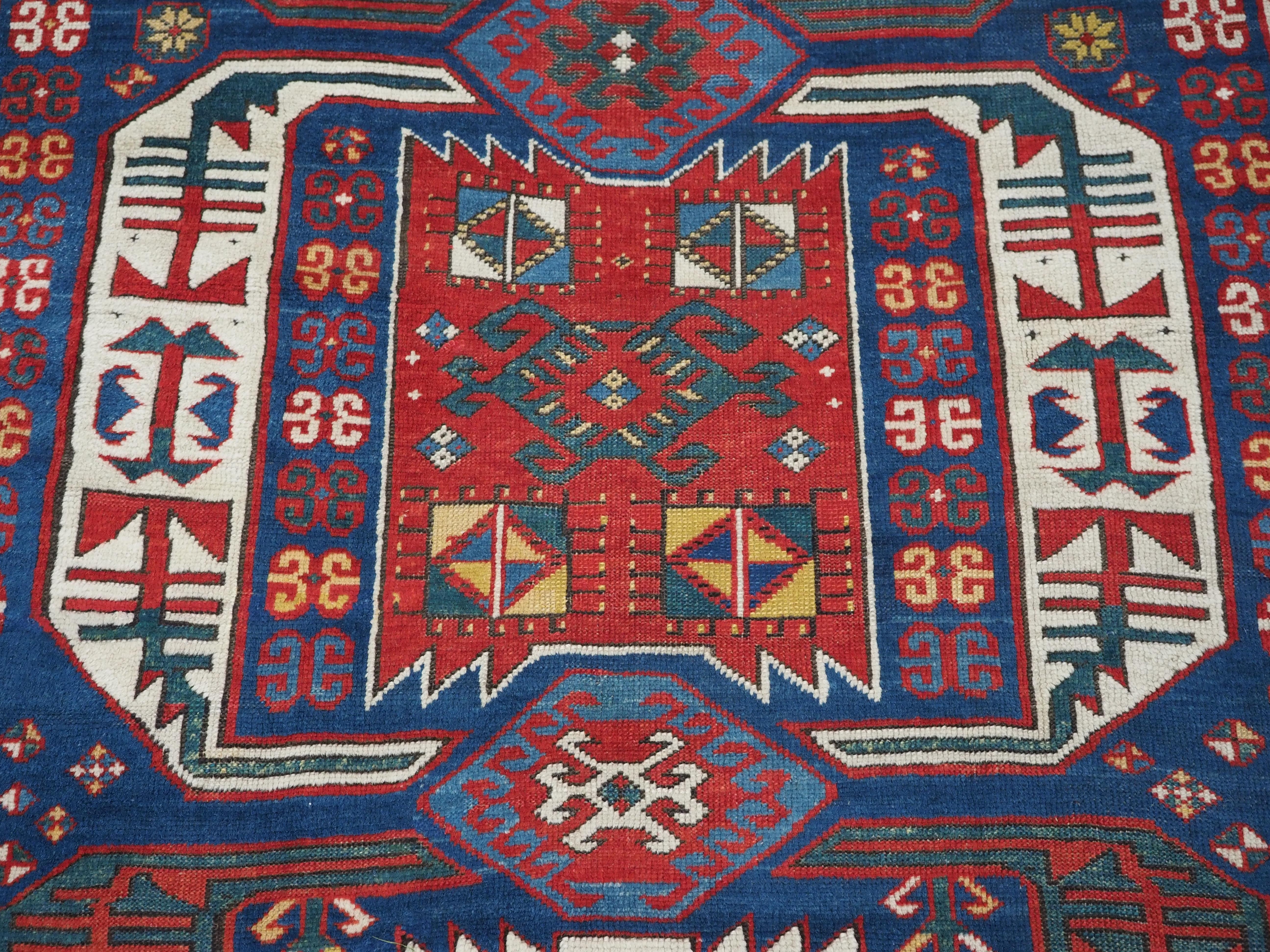 Ancien tapis caucasien Kasim-Usag au design classique et aux couleurs superbes, 1856. en vente 9