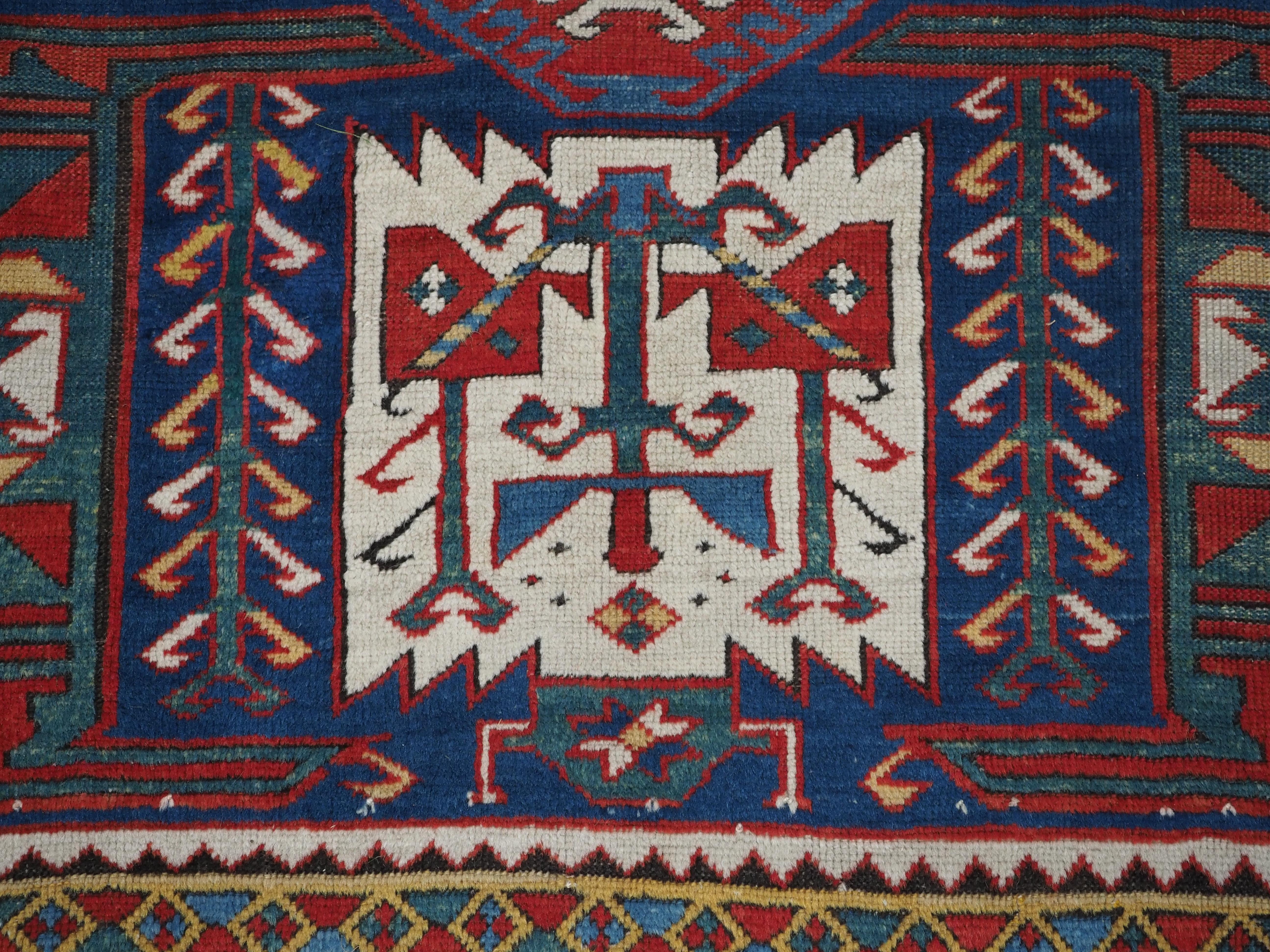 Antiker kaukasischer Kasim-Usag-Teppich mit klassischem Design und prächtigen Farben, 1856. im Angebot 11