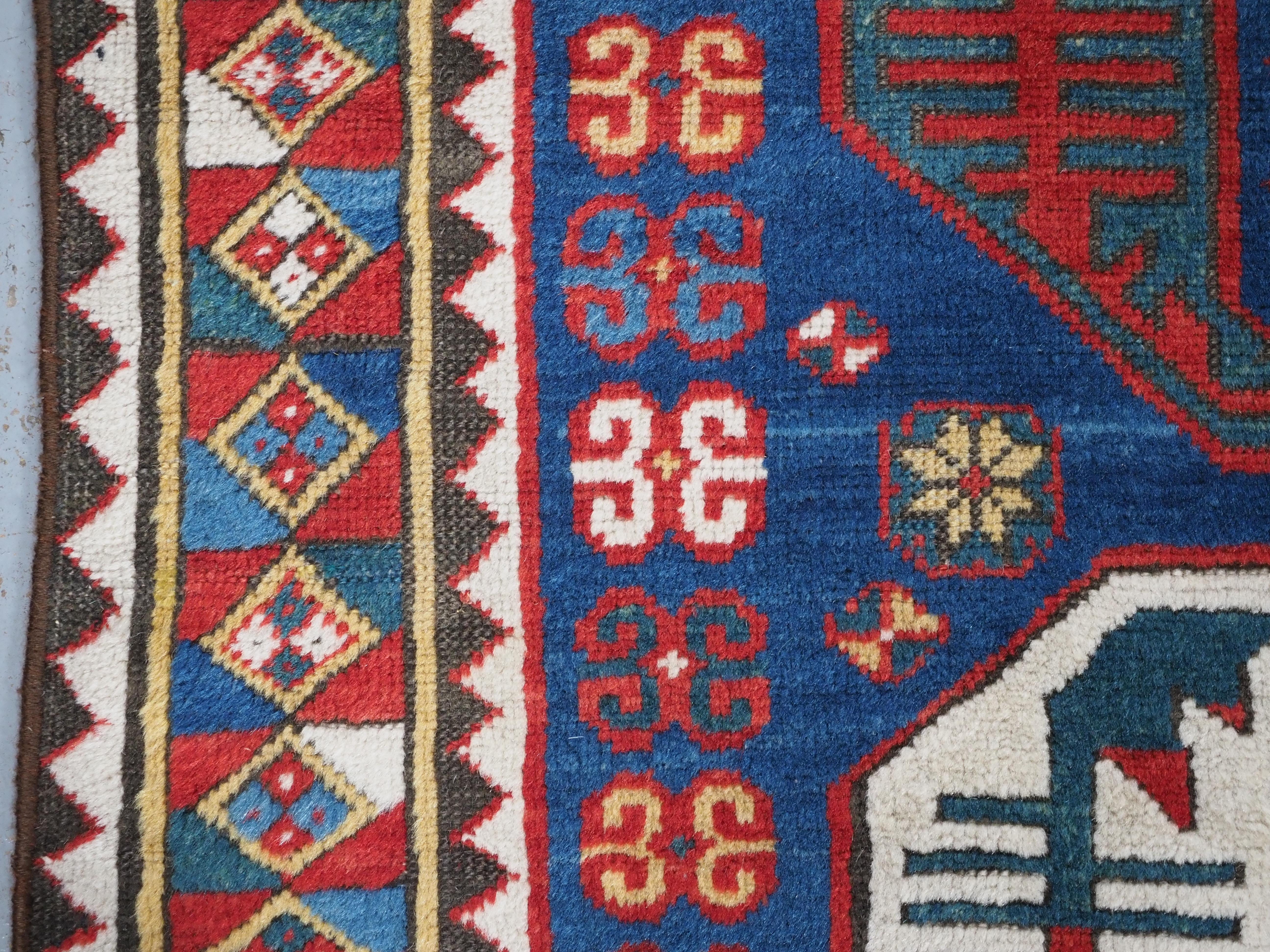 Antiker kaukasischer Kasim-Usag-Teppich mit klassischem Design und prächtigen Farben, 1856. im Angebot 1
