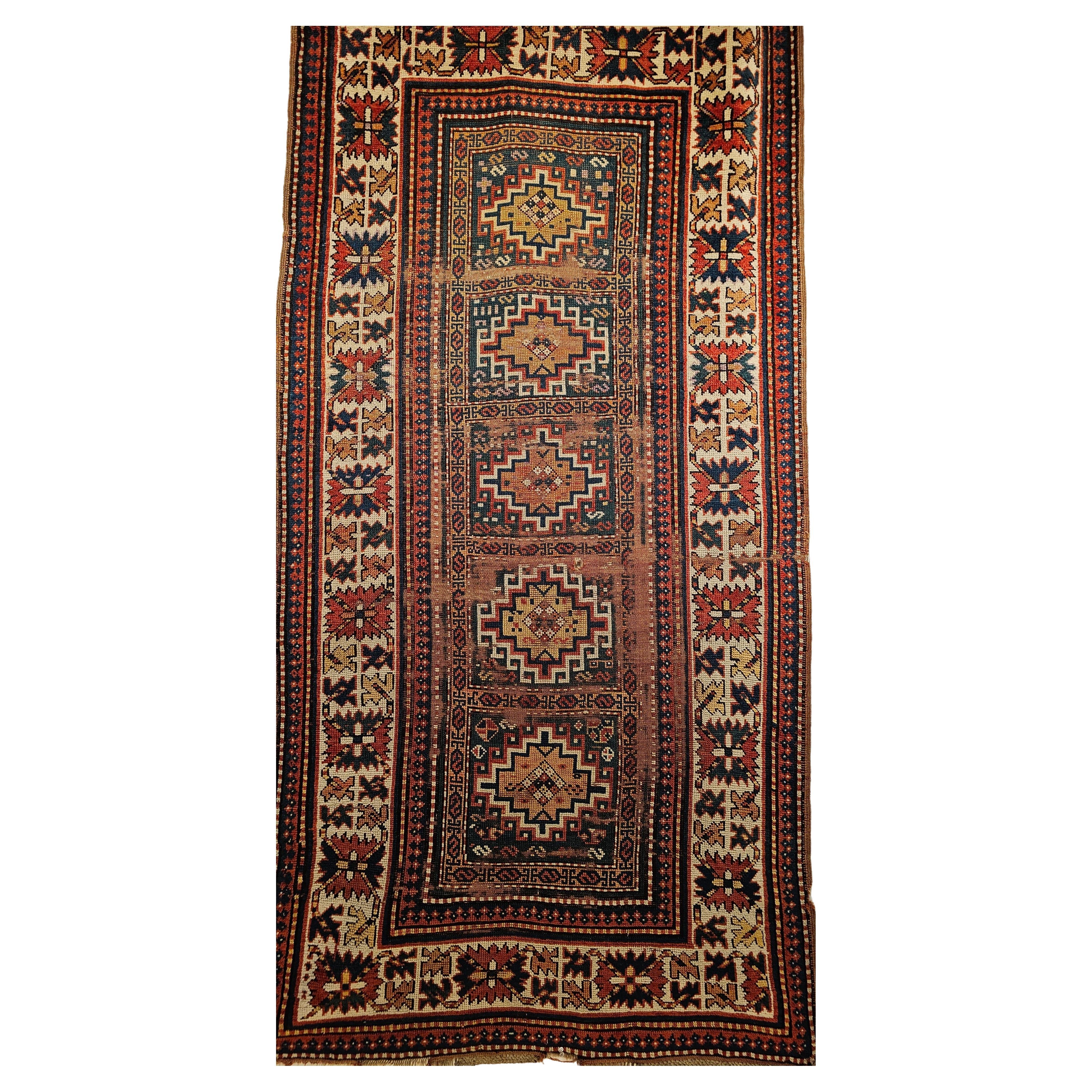 Tapis caucasien du 19ème siècle en Kazak à motif géométrique en bleu, ivoire et rouge