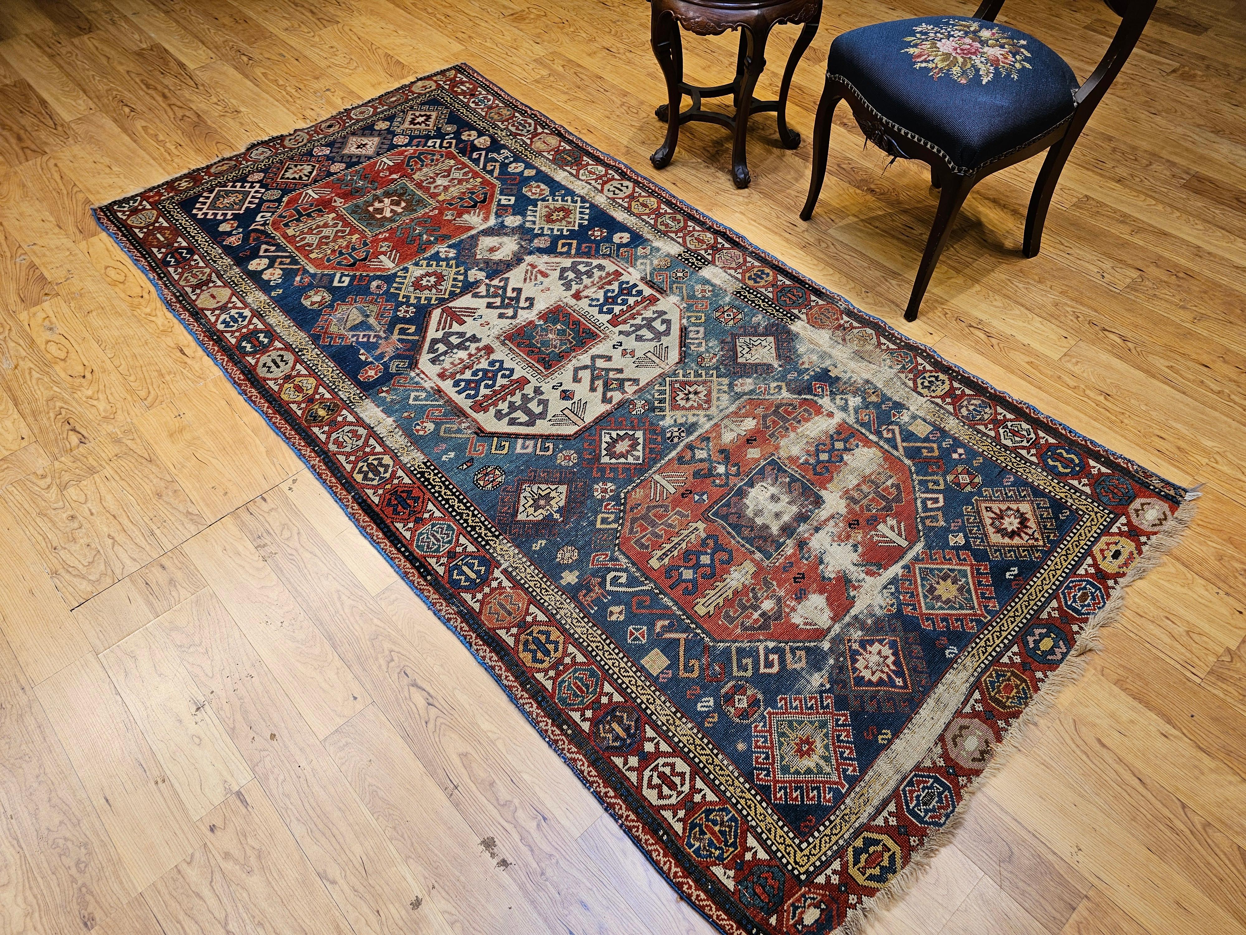 Tapis ancien du Caucase Kazak ou chemin de table en bleu, ivoire, rouge, vert en vente 3
