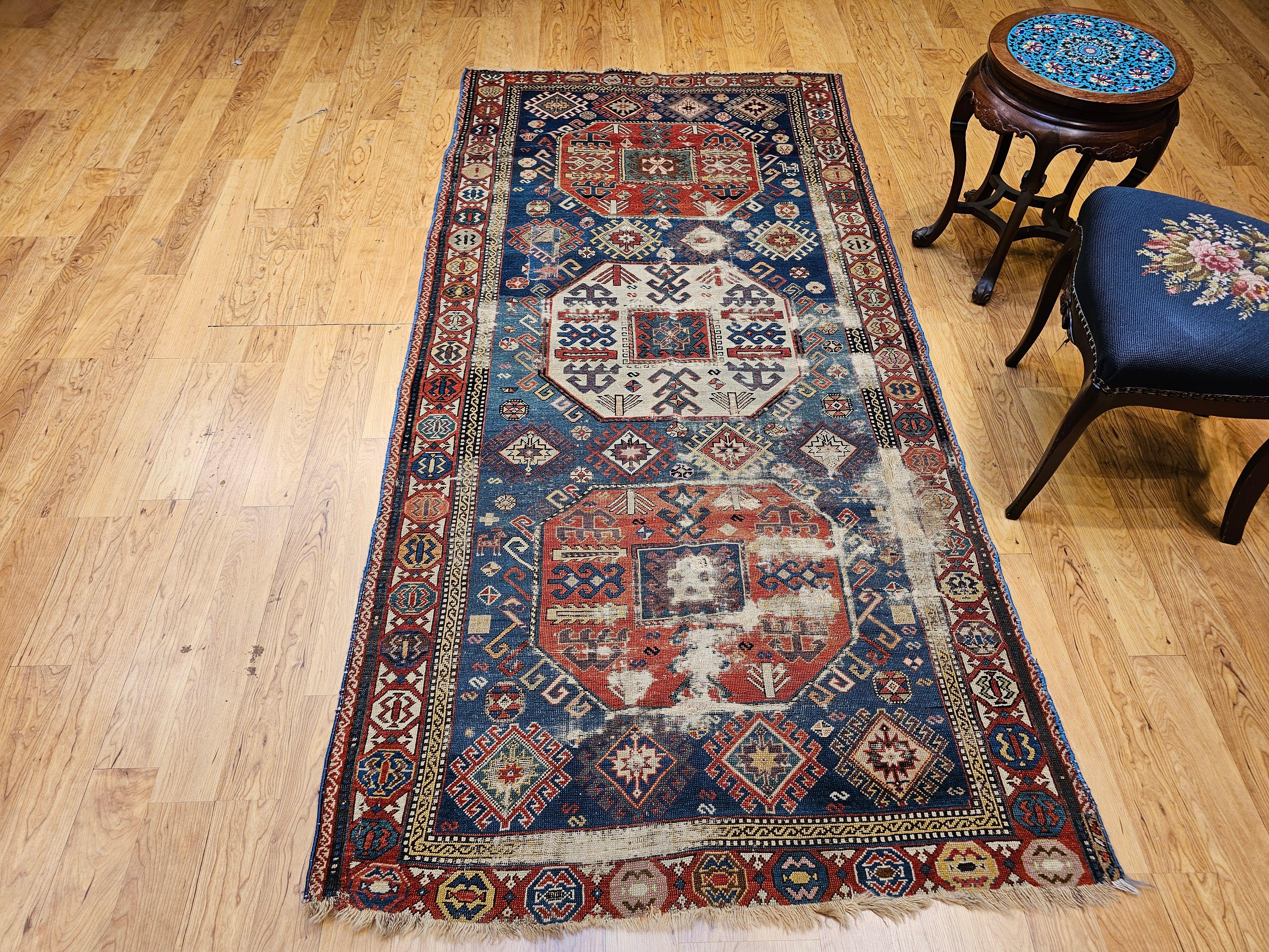Tapis ancien du Caucase Kazak ou chemin de table en bleu, ivoire, rouge, vert en vente 4