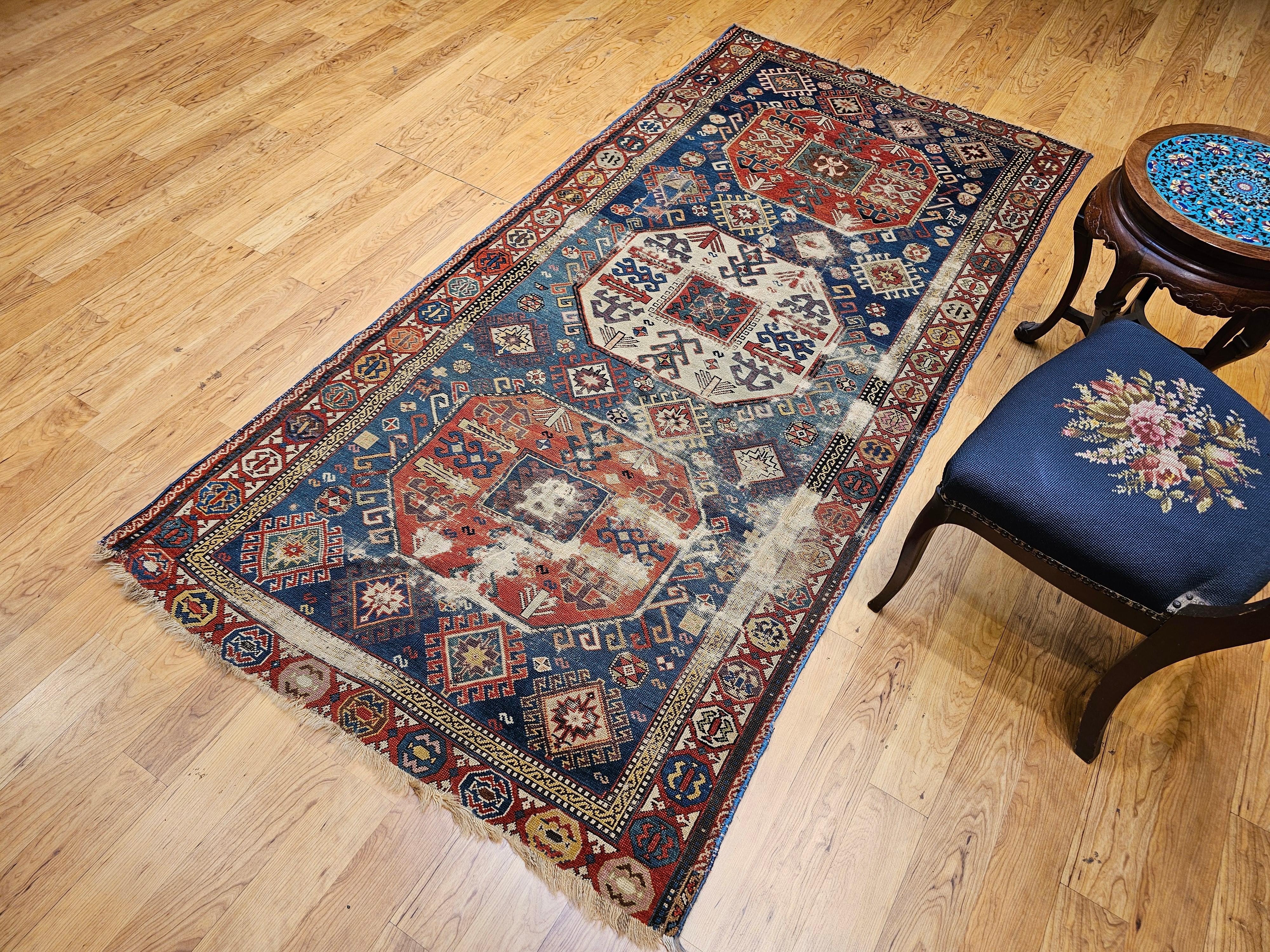 Tapis ancien du Caucase Kazak ou chemin de table en bleu, ivoire, rouge, vert en vente 5