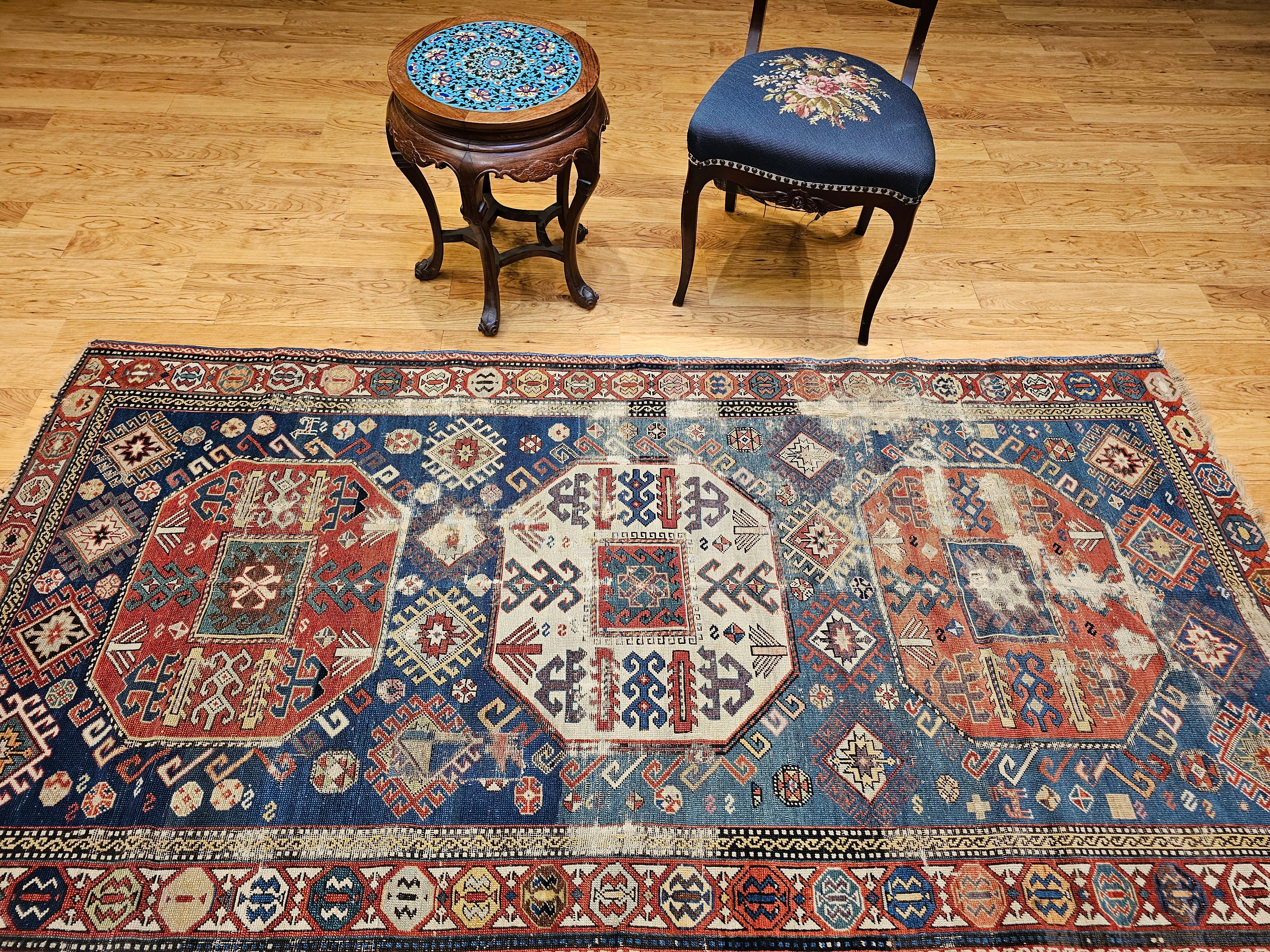 Tapis ancien du Caucase Kazak ou chemin de table en bleu, ivoire, rouge, vert en vente 6