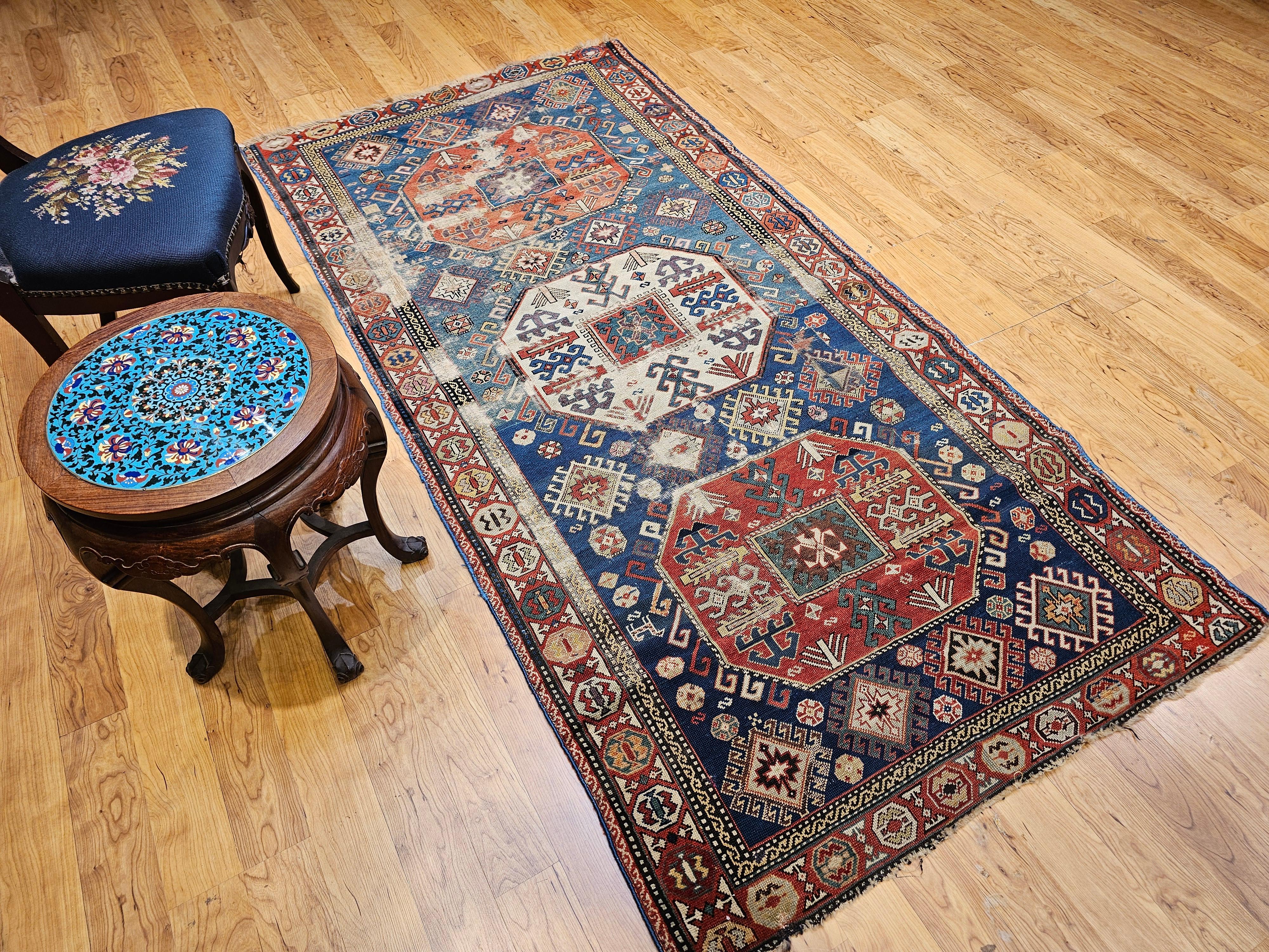 Tapis ancien du Caucase Kazak ou chemin de table en bleu, ivoire, rouge, vert en vente 7